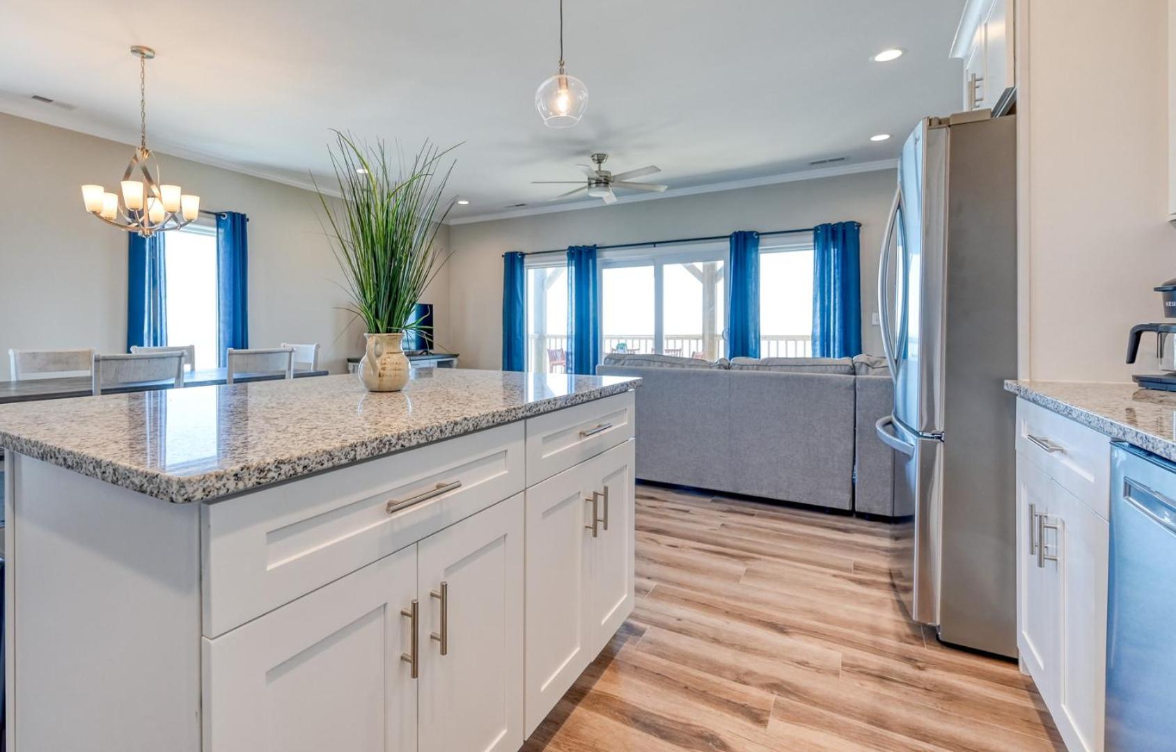 North Topsail Oceanfront with Shared Pool - Dogs Allowed - Elevator