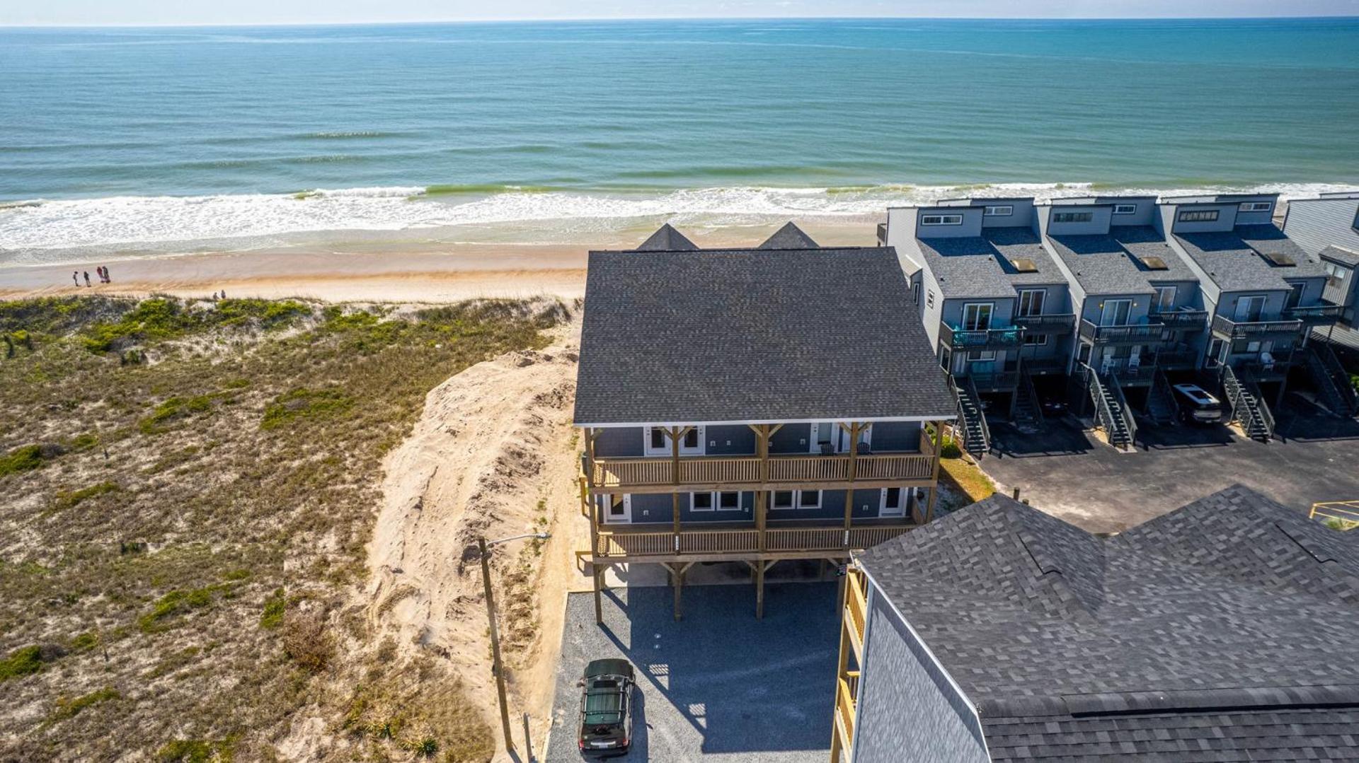 North Topsail Oceanfront with Shared Pool - Dogs Allowed - Elevator