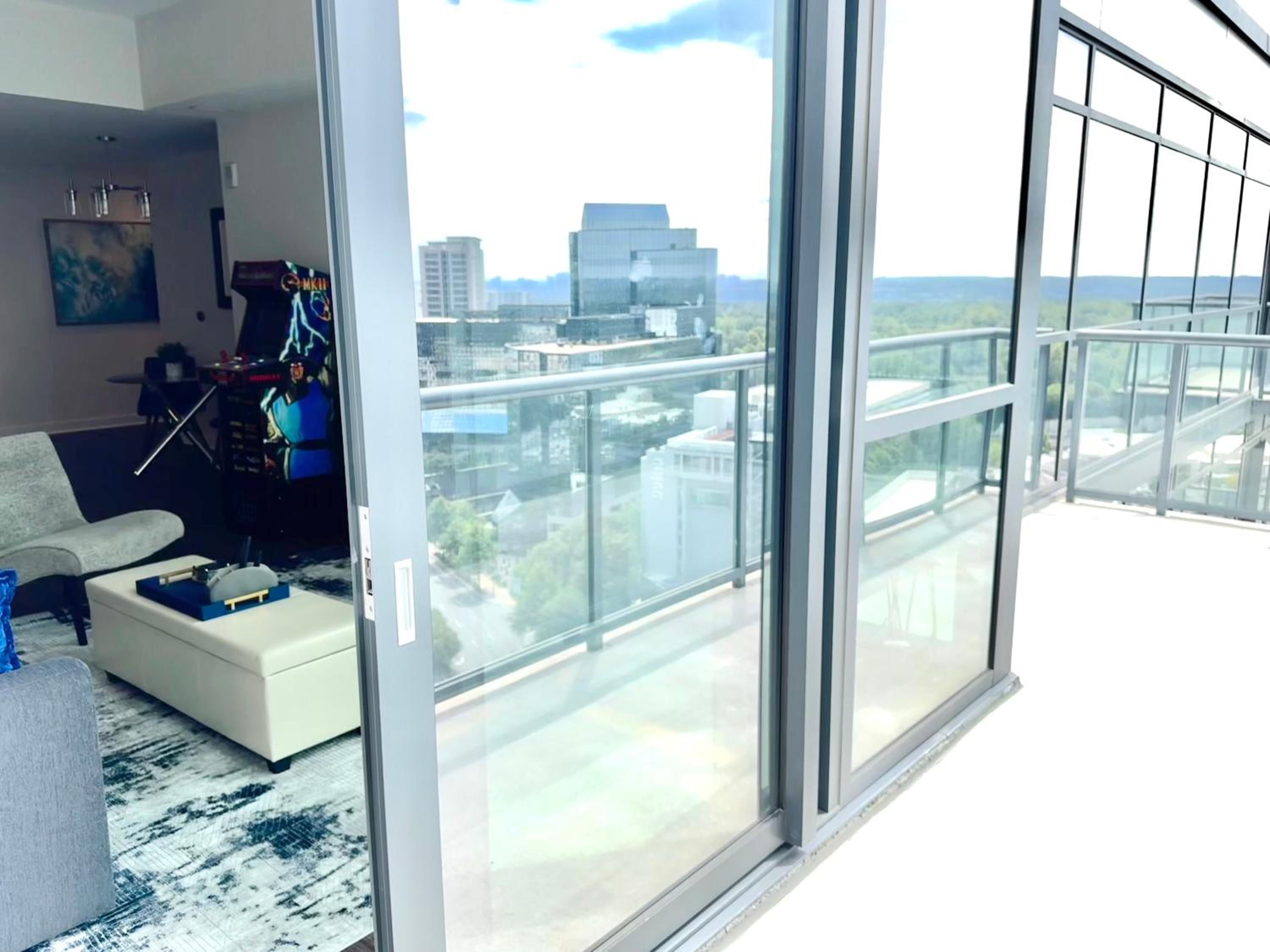 Skyline Luxe Penthouse, Top Floor, Balcony, Pool, Amazing View view 5