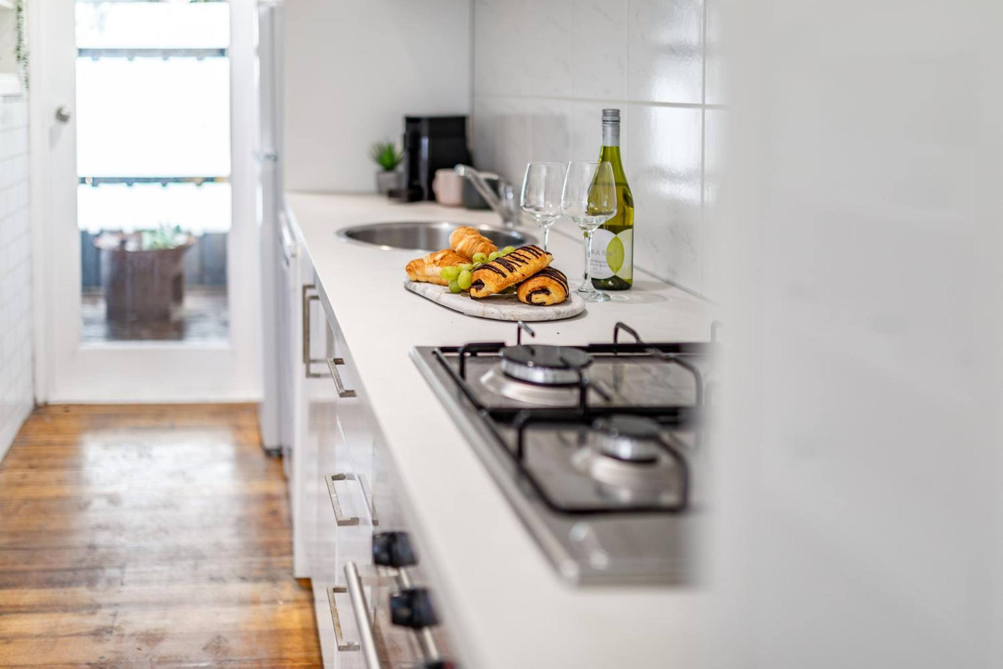 Orton Blue- Beachside getaway for 4, Pets welcome, Aircon, Park and walk to everything!
