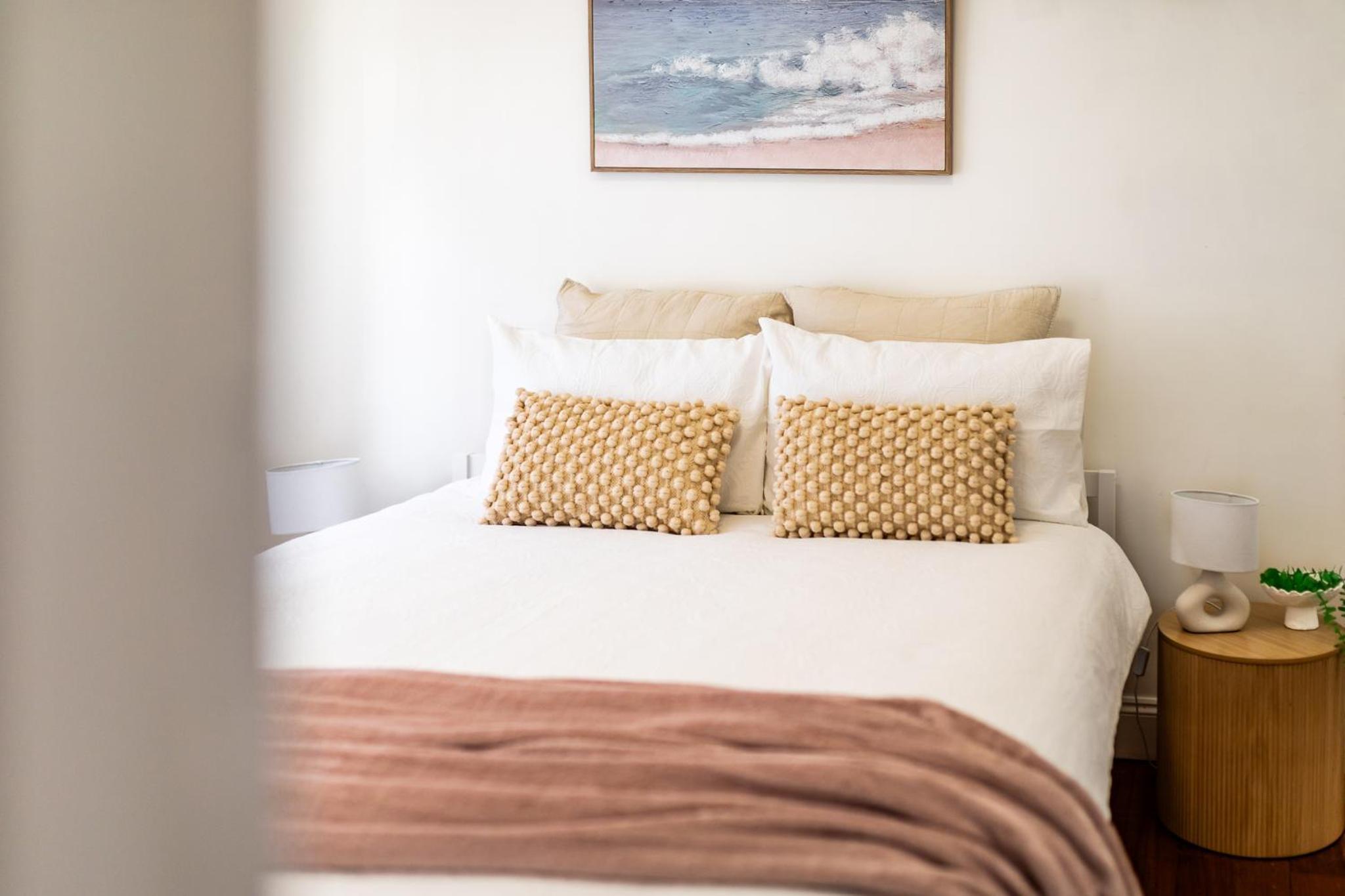 Orton Blue- Beachside getaway for 4, Pets welcome, Aircon, Park and walk to everything!