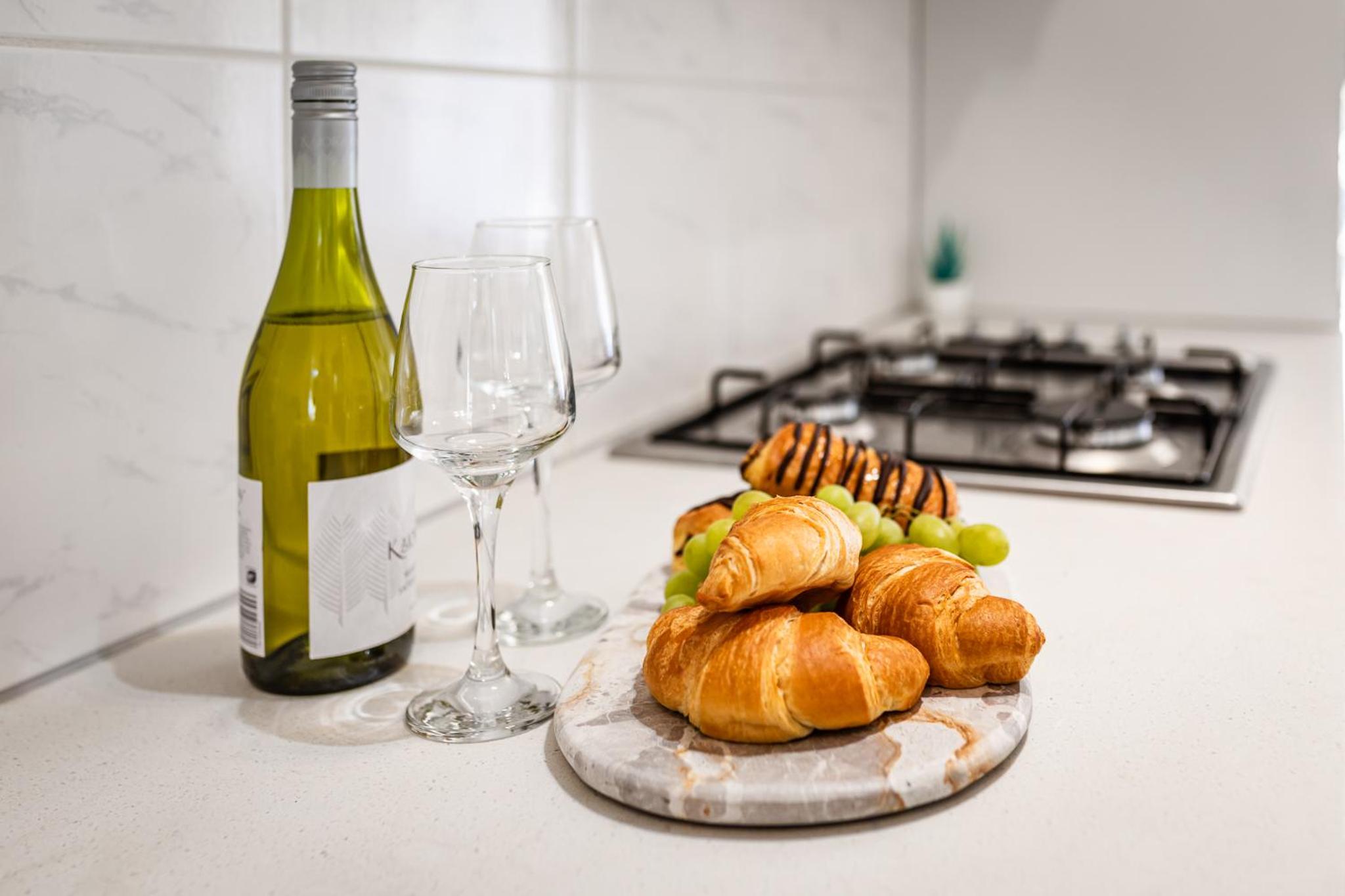 Orton Blue- Beachside getaway for 4, Pets welcome, Aircon, Park and walk to everything!