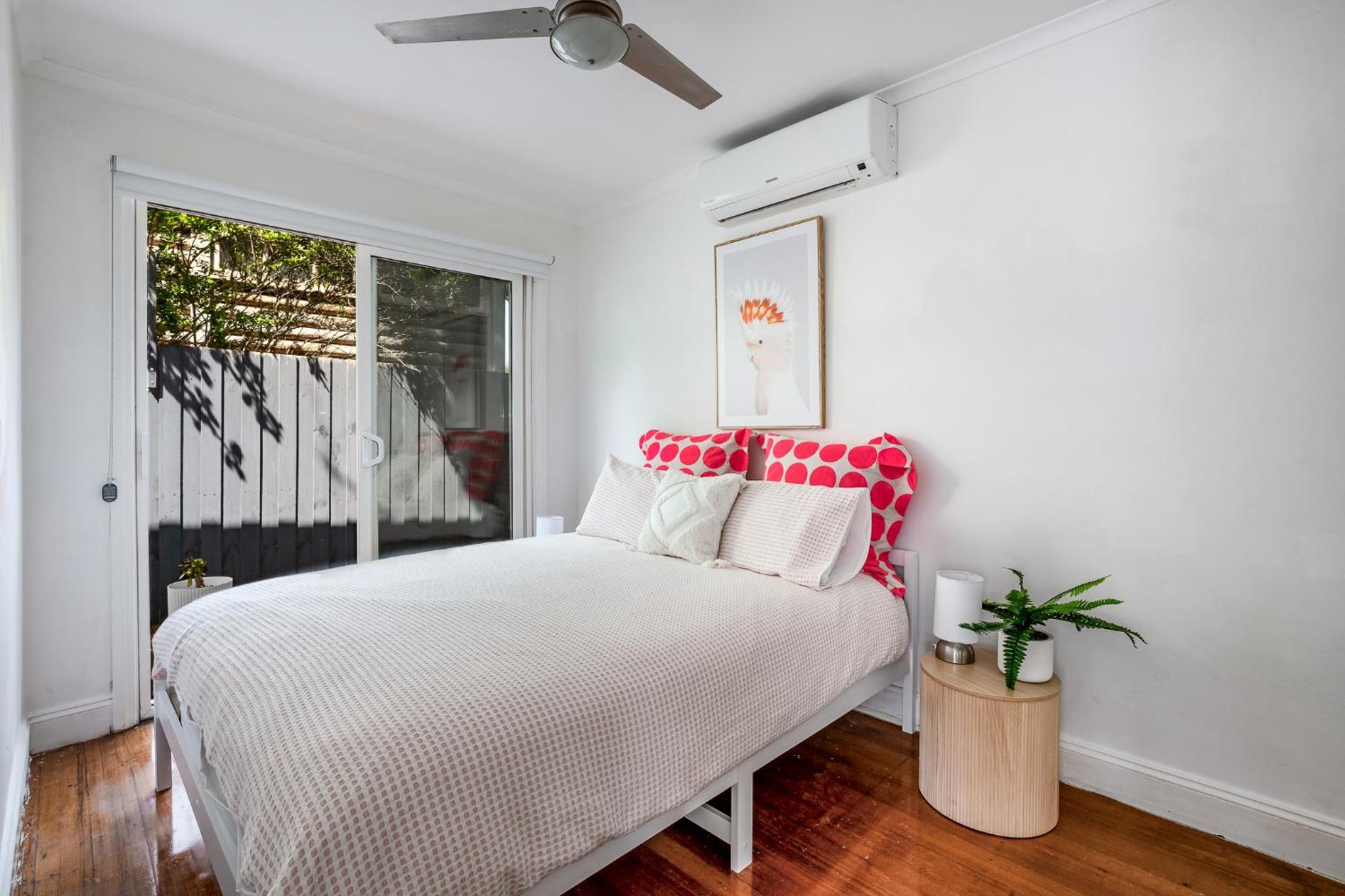 Orton Blue- Beachside getaway for 4, Pets welcome, Aircon, Park and walk to everything!