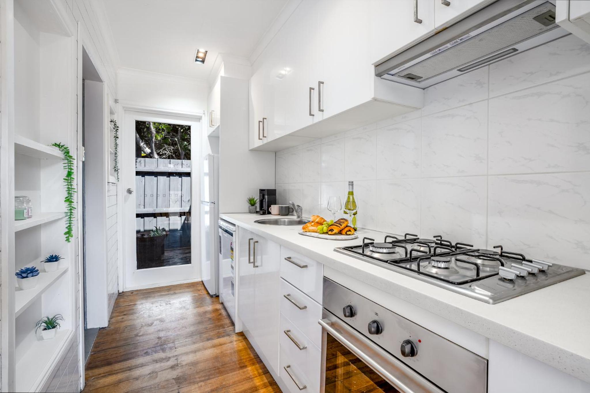 Orton Blue- Beachside getaway for 4, Pets welcome, Aircon, Park and walk to everything!