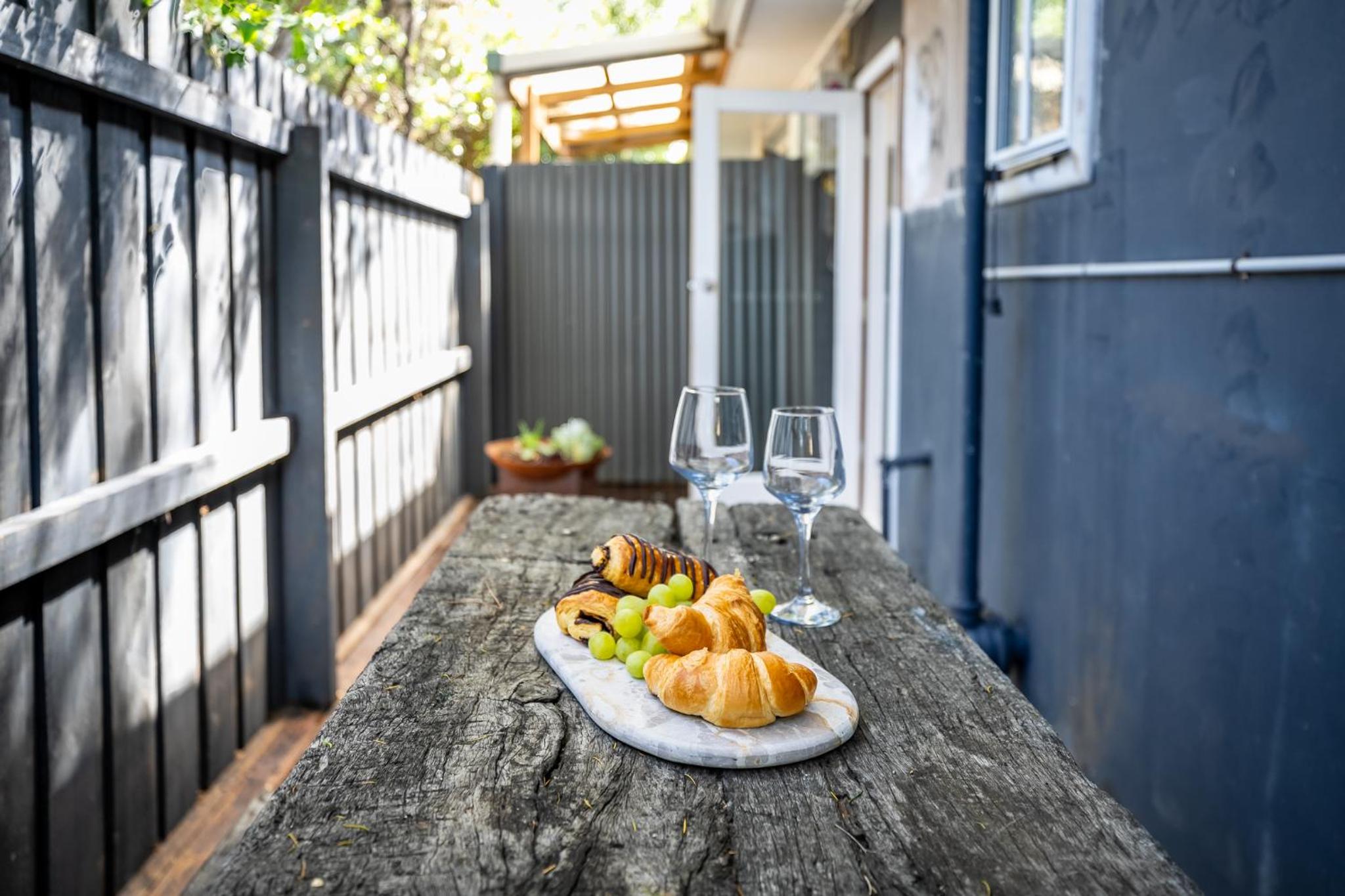Orton Blue- Beachside getaway for 4, Pets welcome, Aircon, Park and walk to everything!