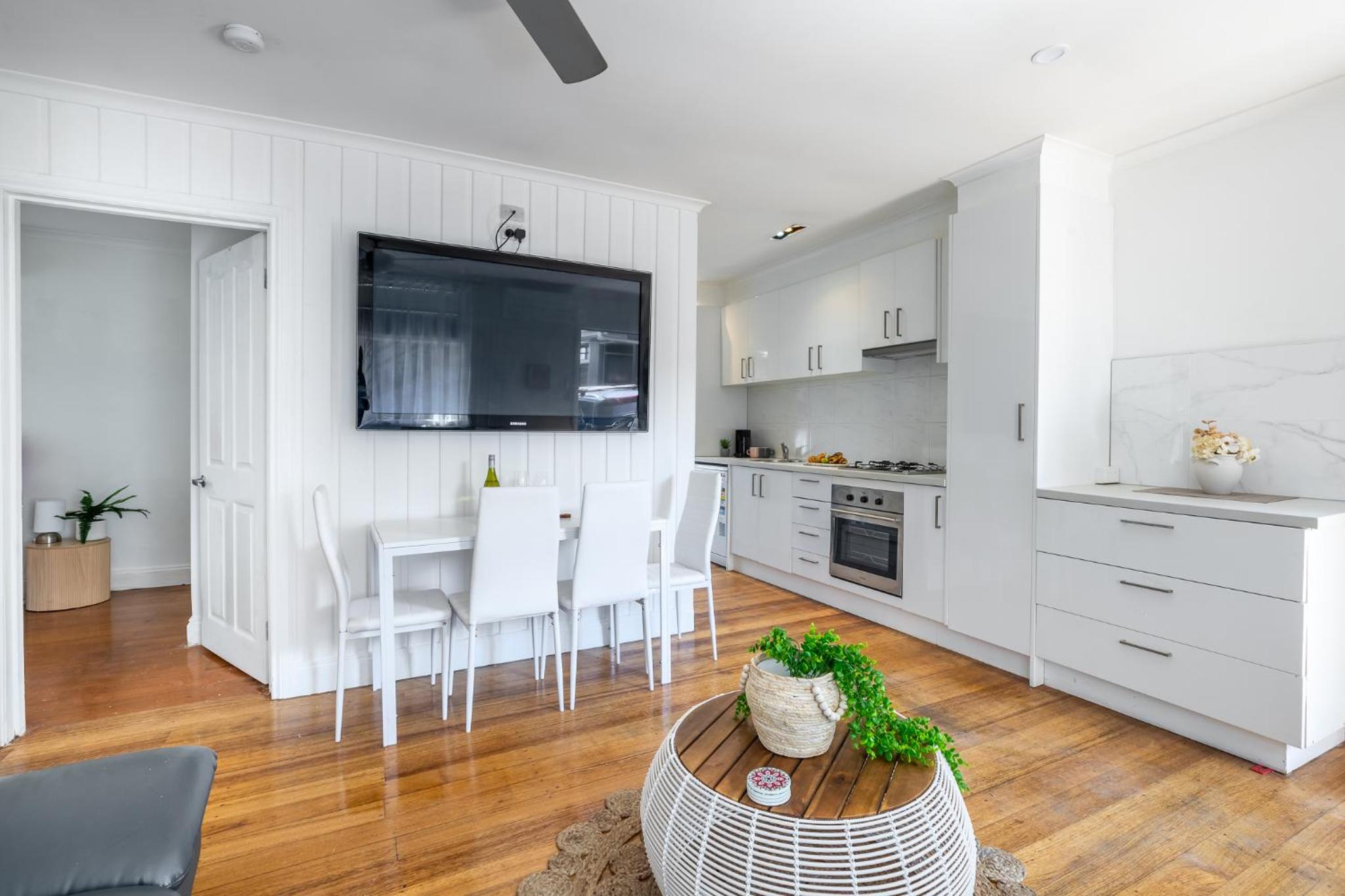 Orton Blue- Beachside getaway for 4, Pets welcome, Aircon, Park and walk to everything!
