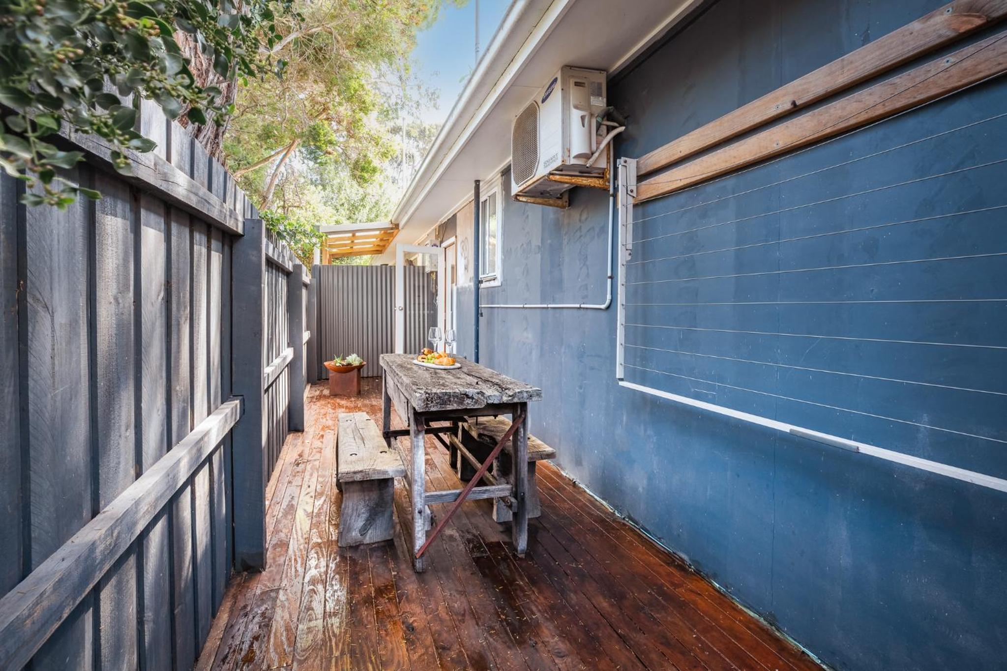 Orton Blue- Beachside getaway for 4, Pets welcome, Aircon, Park and walk to everything!