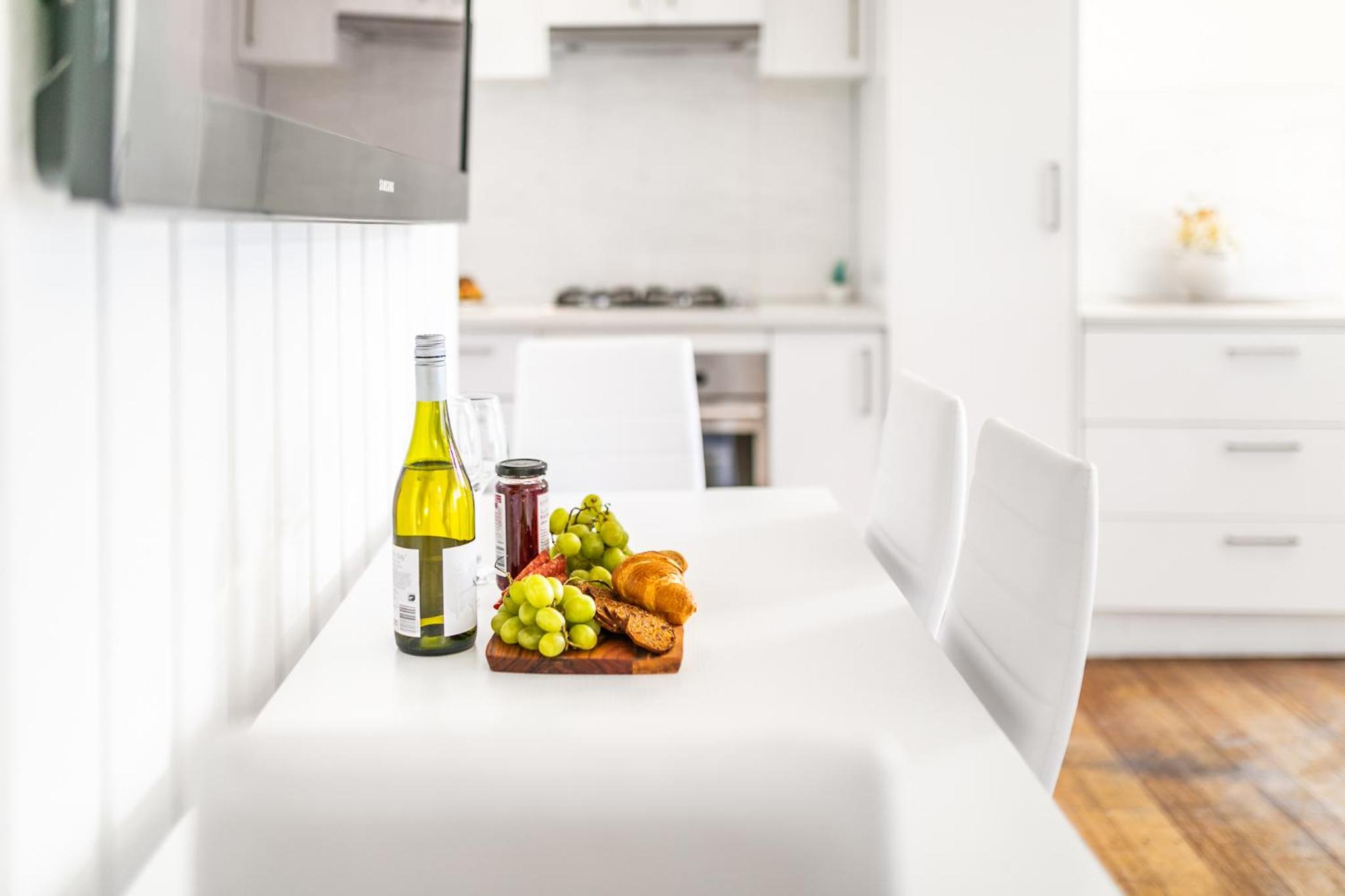 Orton Blue- Beachside getaway for 4, Pets welcome, Aircon, Park and walk to everything!