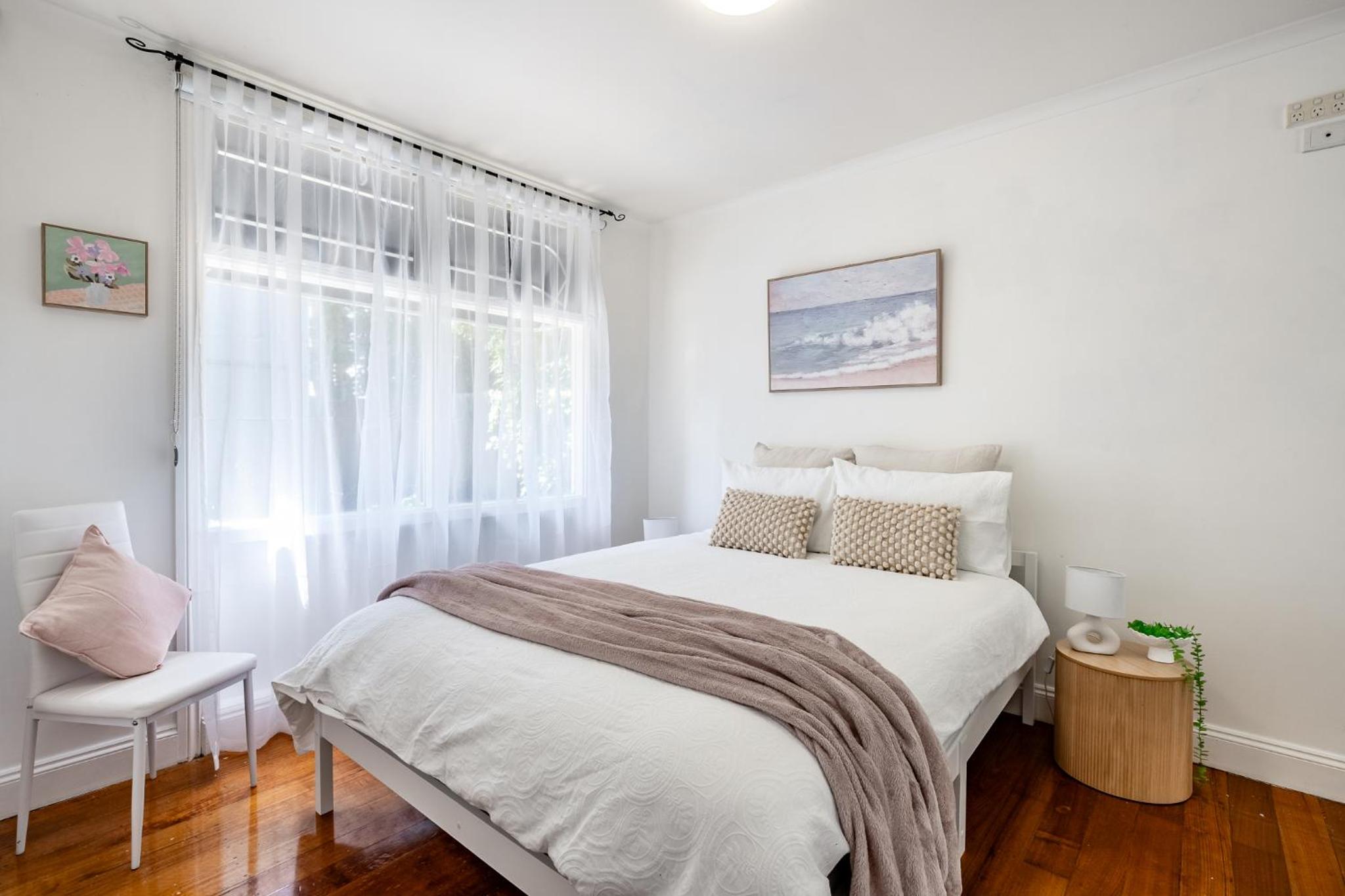 Orton Blue- Beachside getaway for 4, Pets welcome, Aircon, Park and walk to everything!