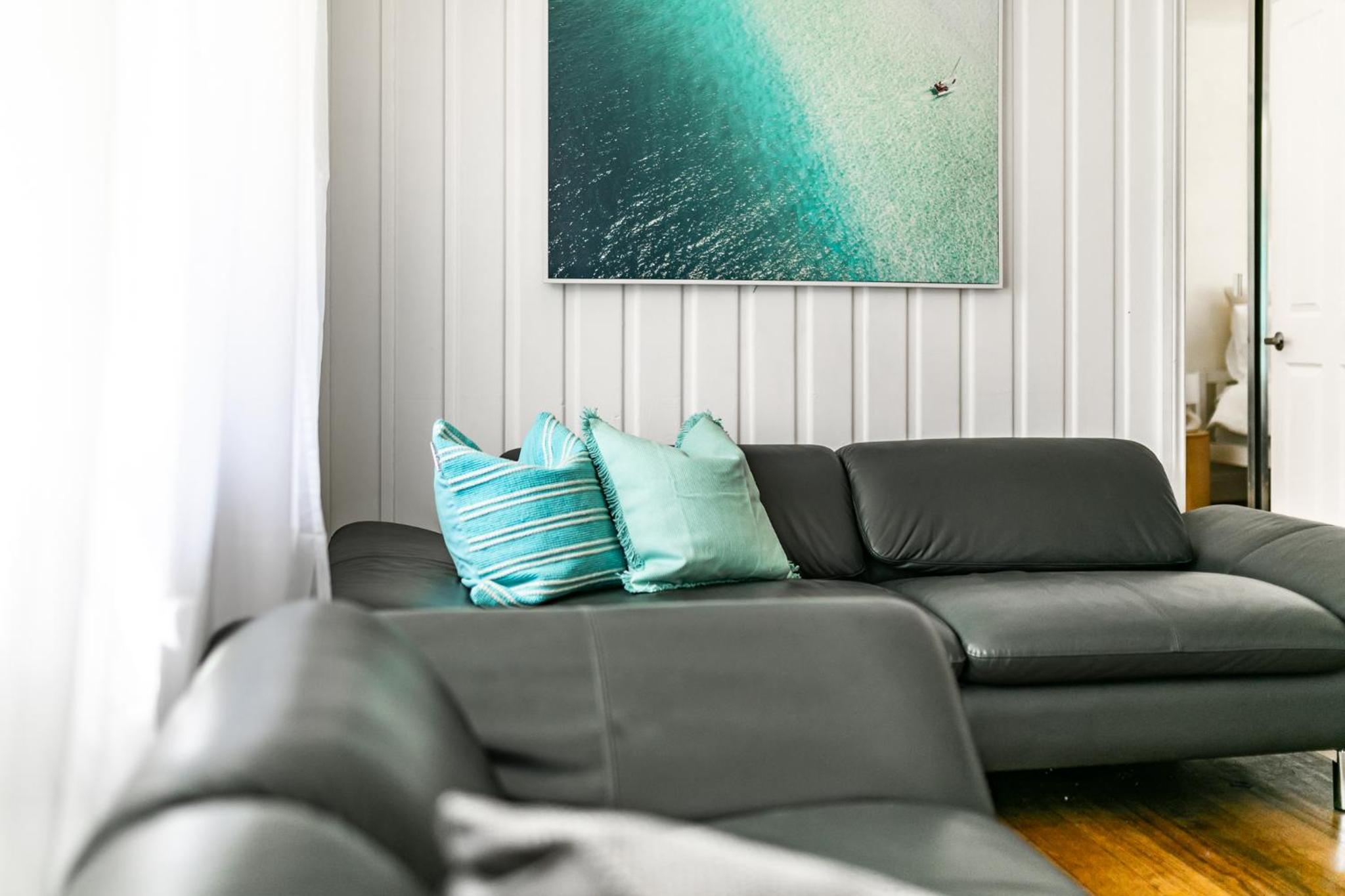 Orton Blue- Beachside getaway for 4, Pets welcome, Aircon, Park and walk to everything!