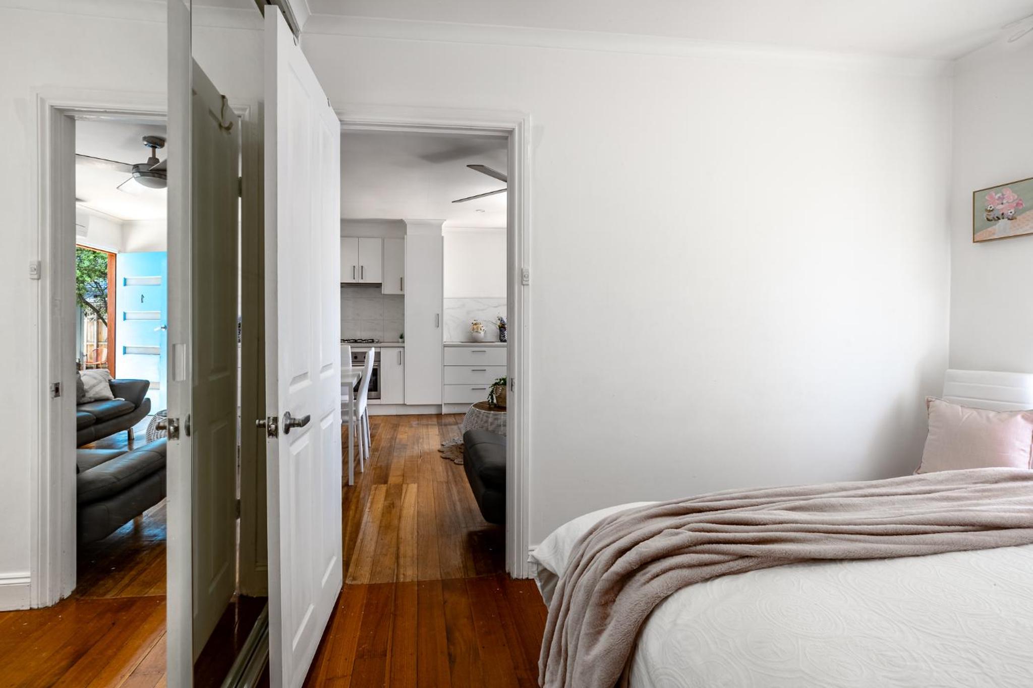 Orton Blue- Beachside getaway for 4, Pets welcome, Aircon, Park and walk to everything!