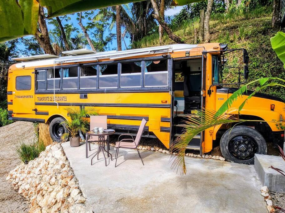 Schoolbus insolite avec vue océan et jungle
