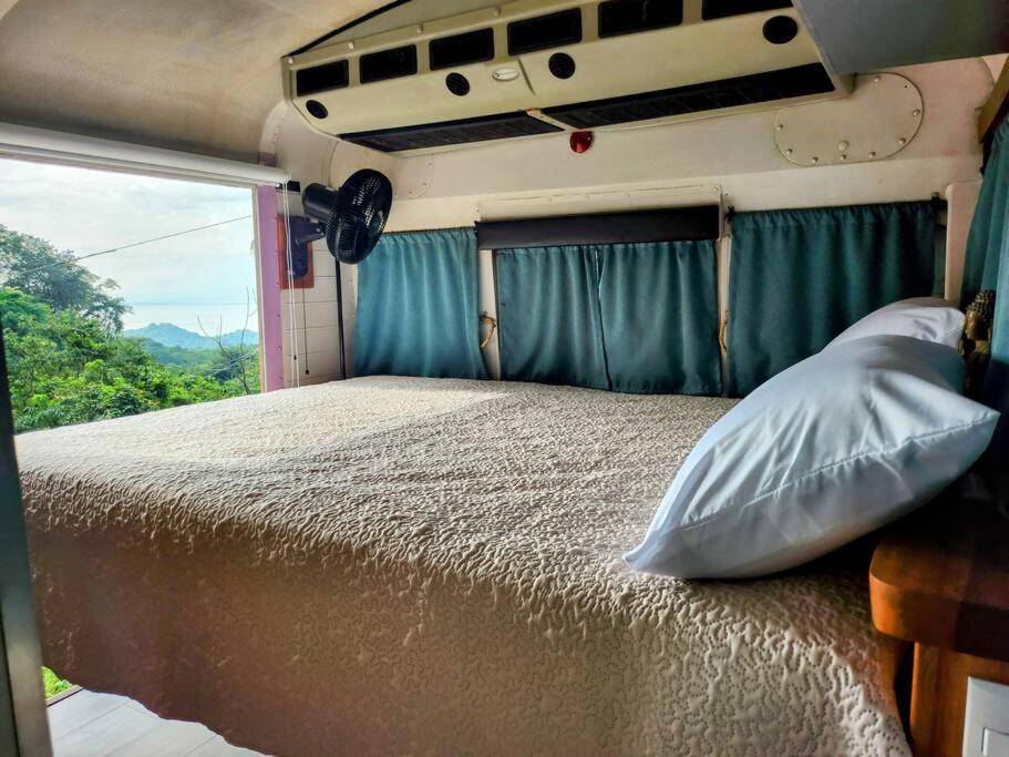 Schoolbus insolite avec vue océan et jungle