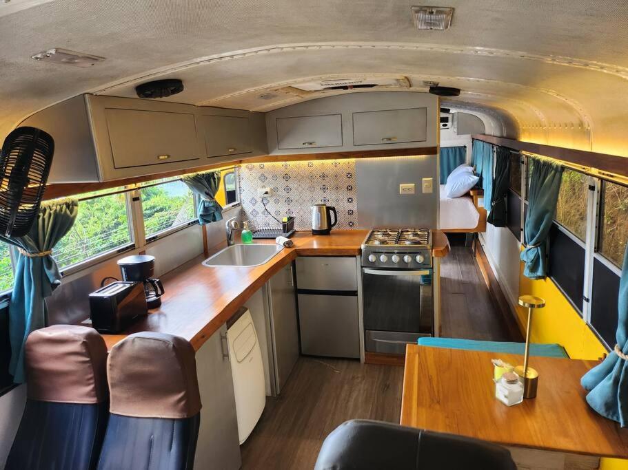 Schoolbus insolite avec vue océan et jungle