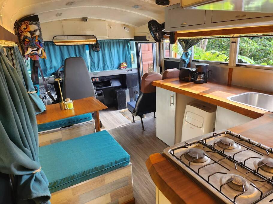 Schoolbus insolite avec vue océan et jungle
