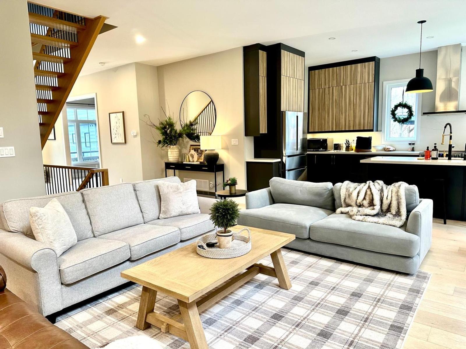 Luxury Farmhouse Stay With Hot Tub