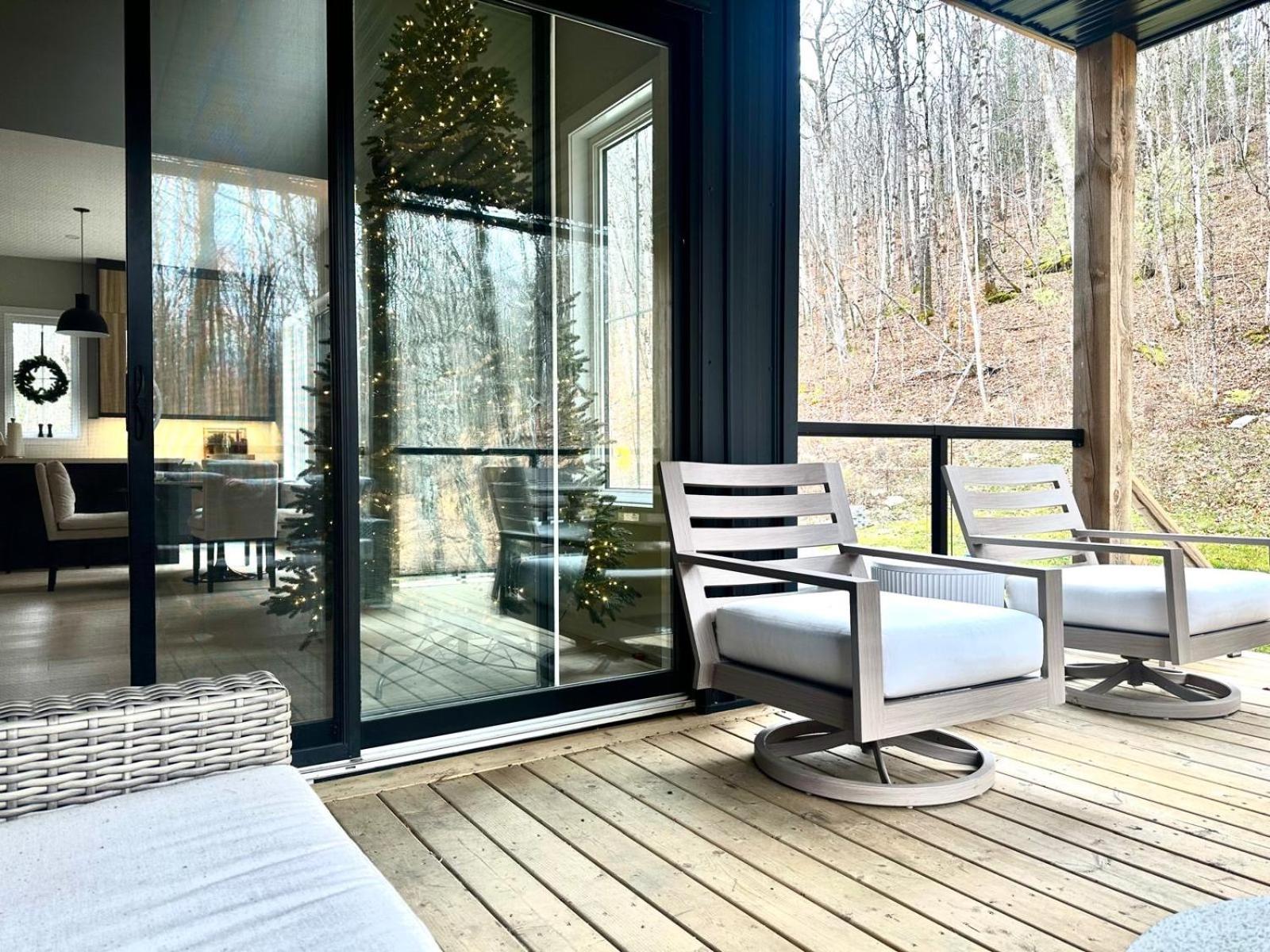 Luxury Farmhouse Stay With Hot Tub