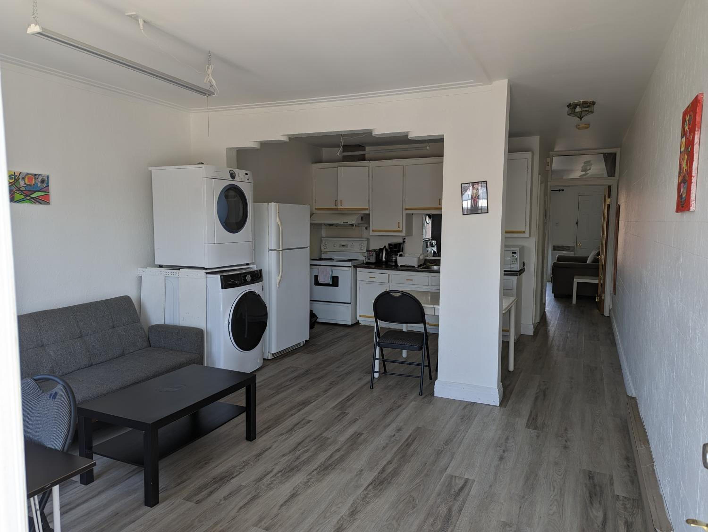 Comfy apartment close to Metro Monk station with self check in