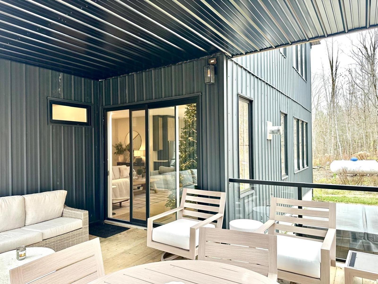 Luxury Farmhouse Stay With Hot Tub