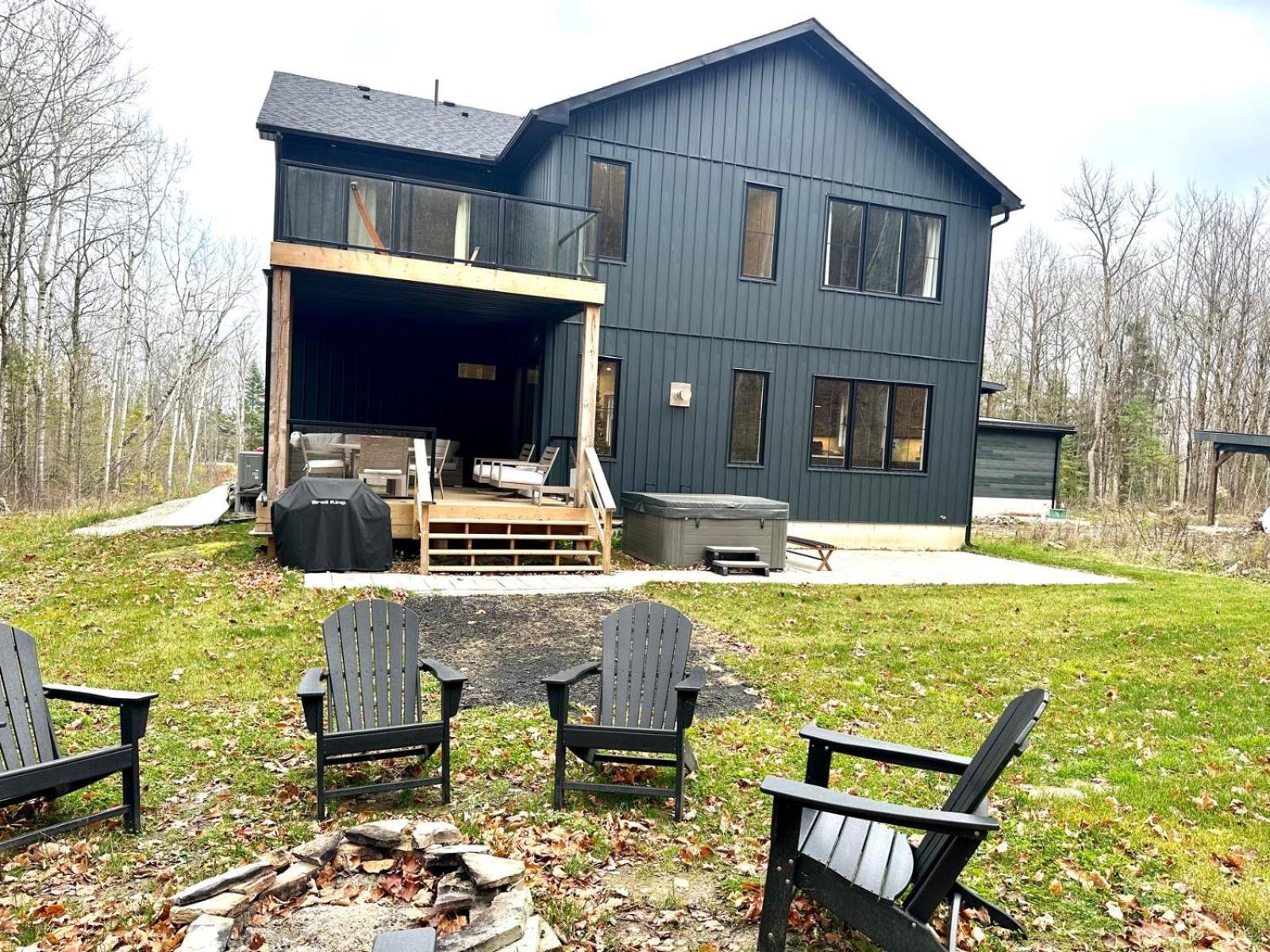 Luxury Farmhouse Stay With Hot Tub