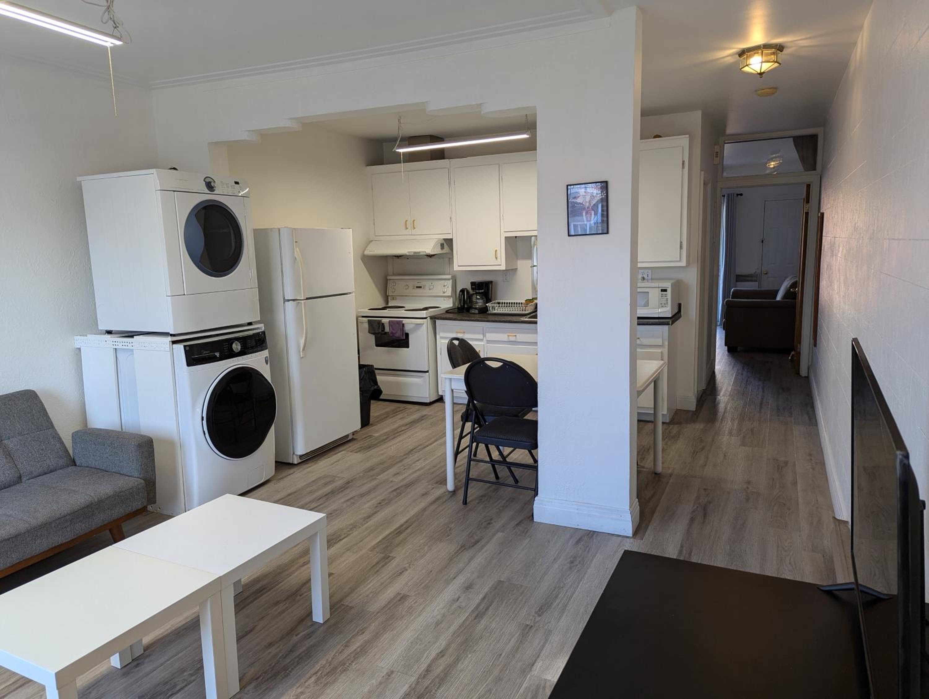 Comfy apartment close to Metro Monk station with self check in