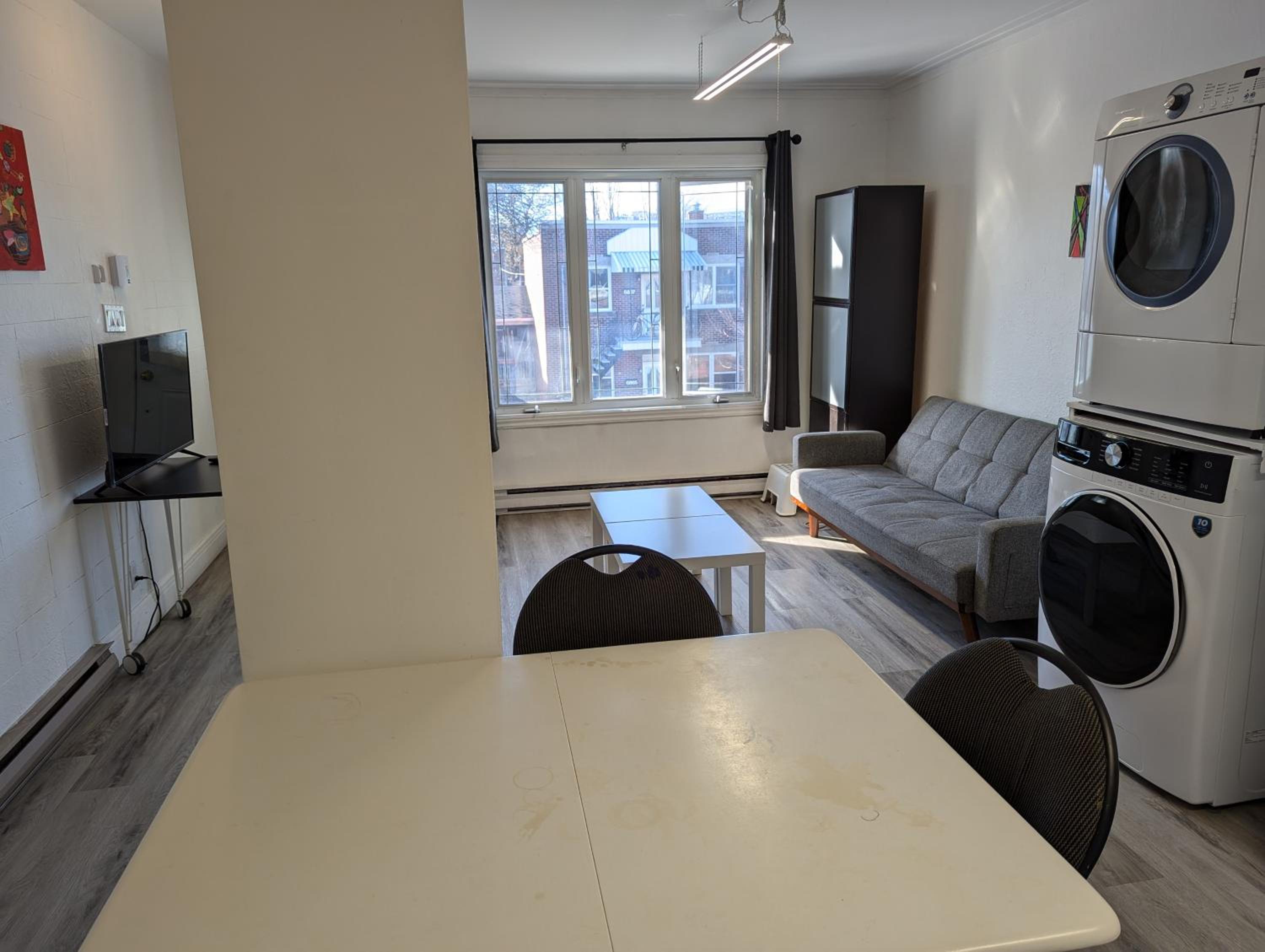Comfy apartment close to Metro Monk station with self check in