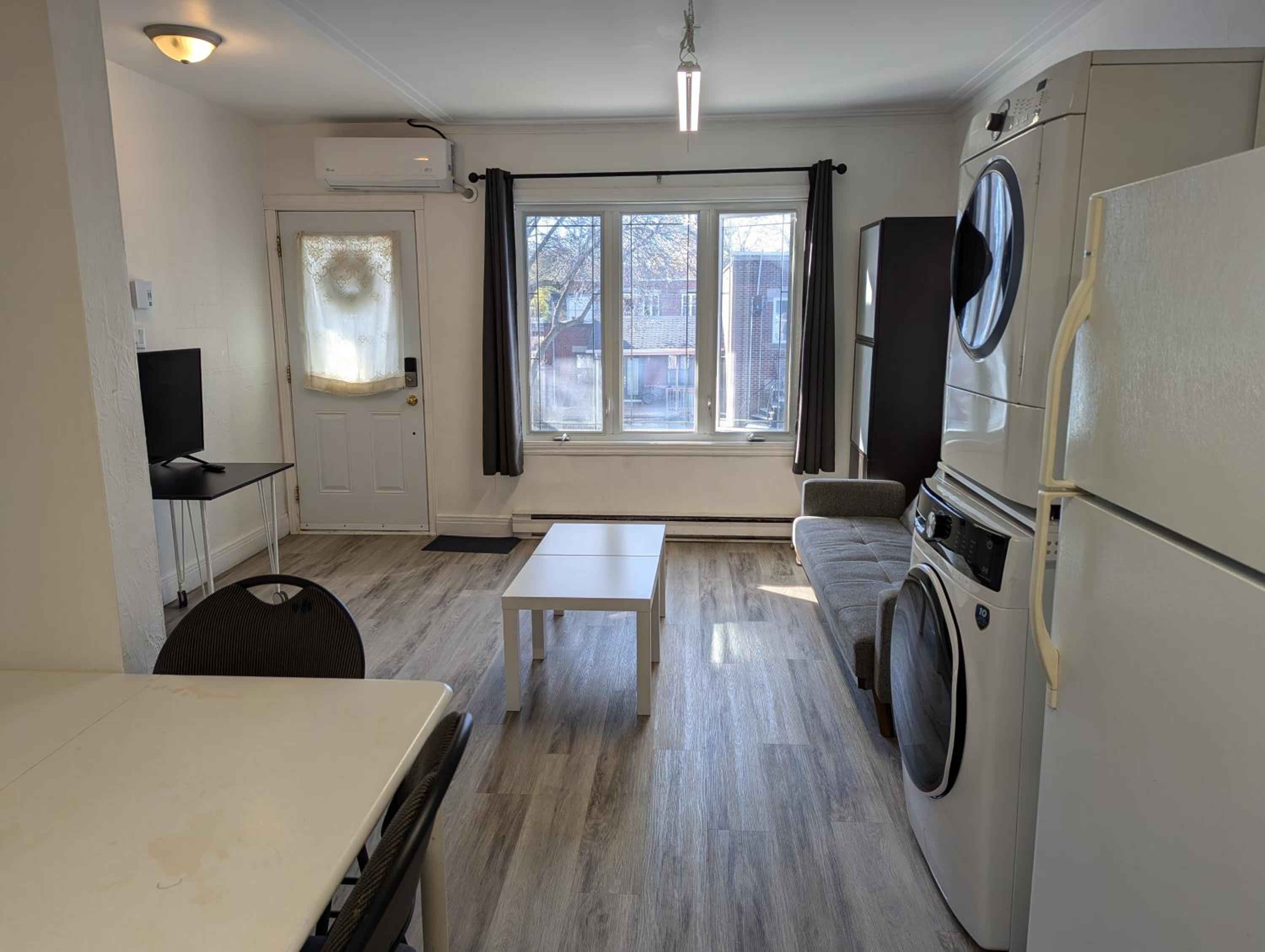 Comfy apartment close to Metro Monk station with self check in