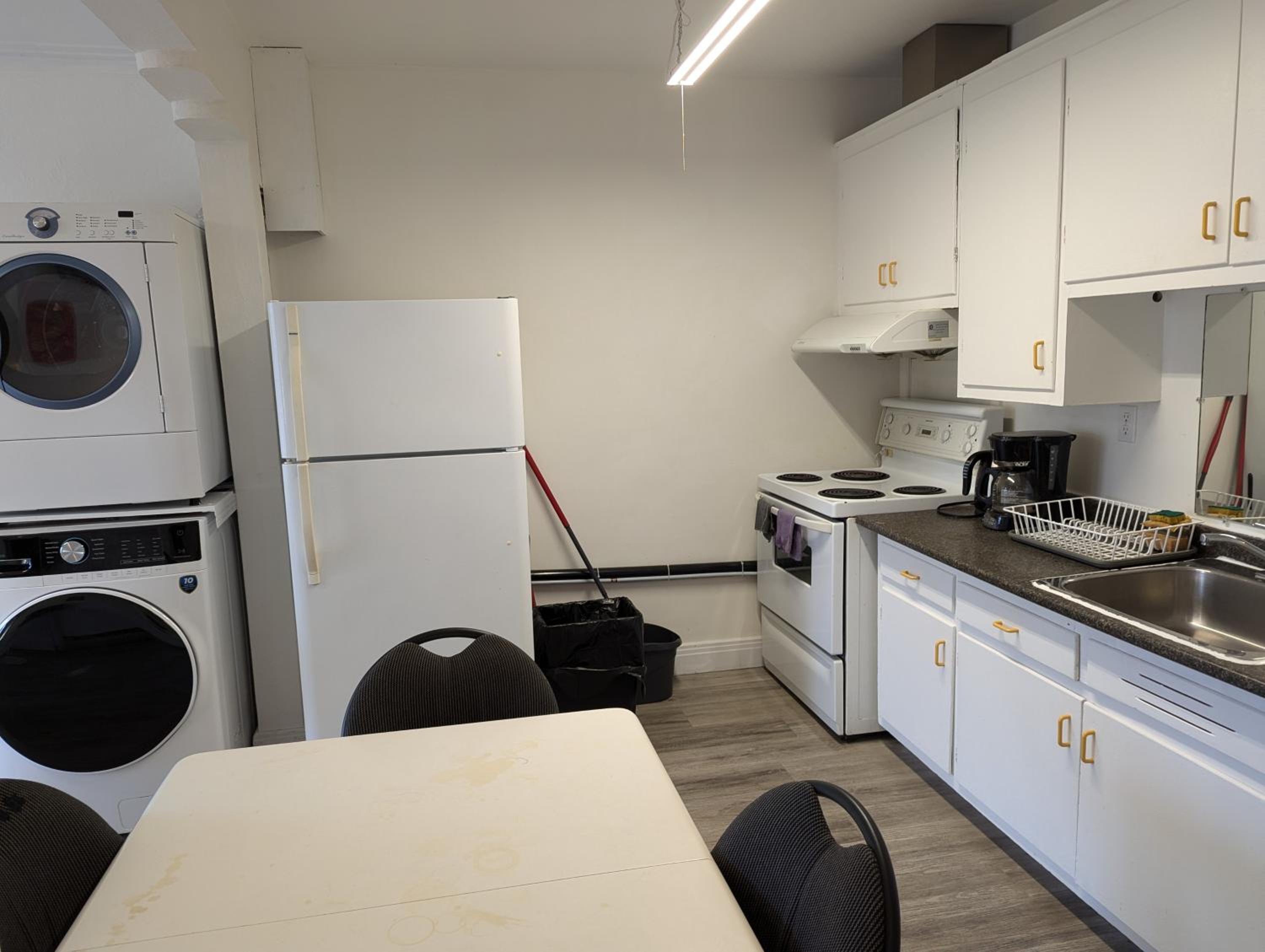 Comfy apartment close to Metro Monk station with self check in