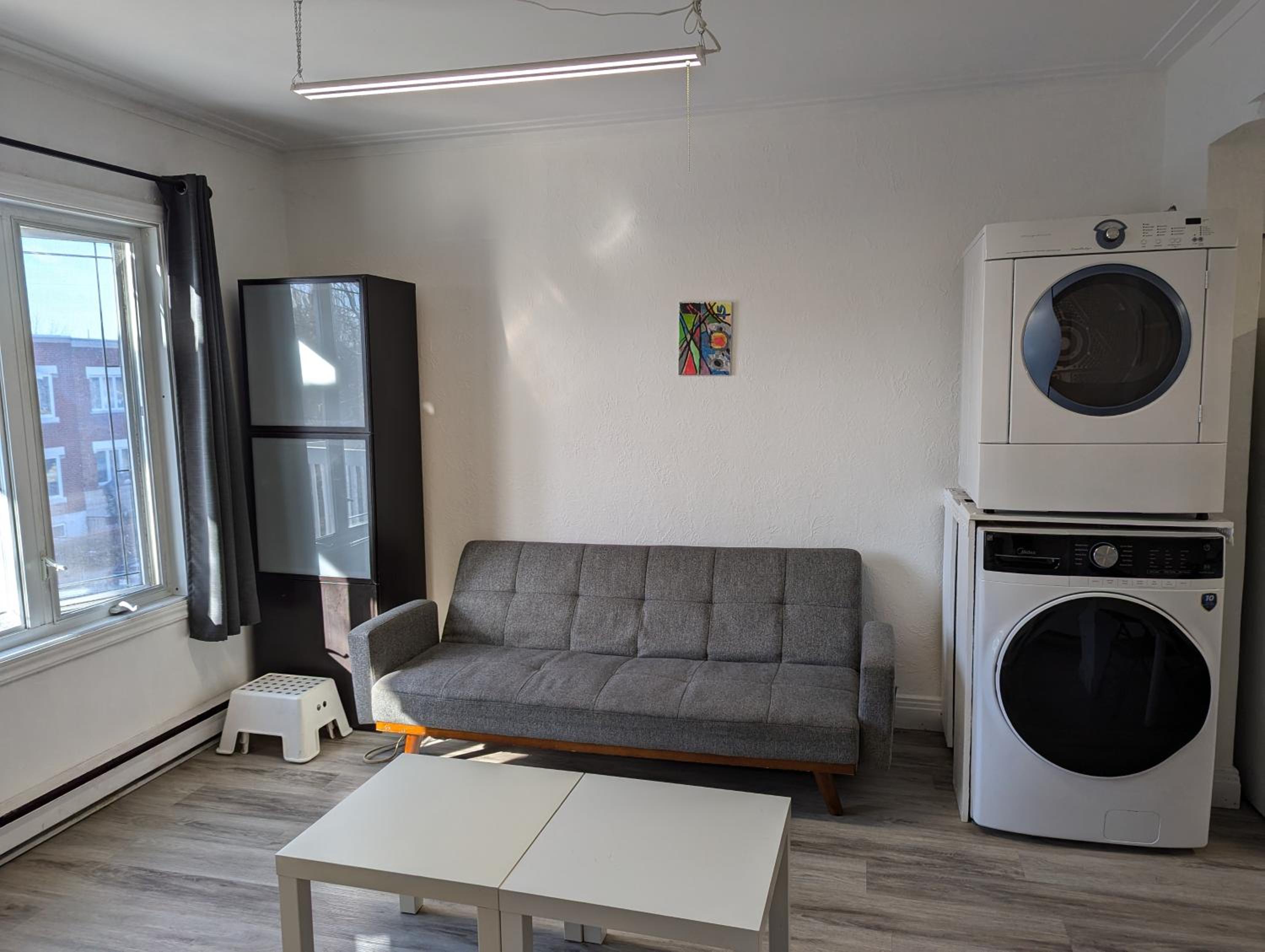 Comfy apartment close to Metro Monk station with self check in