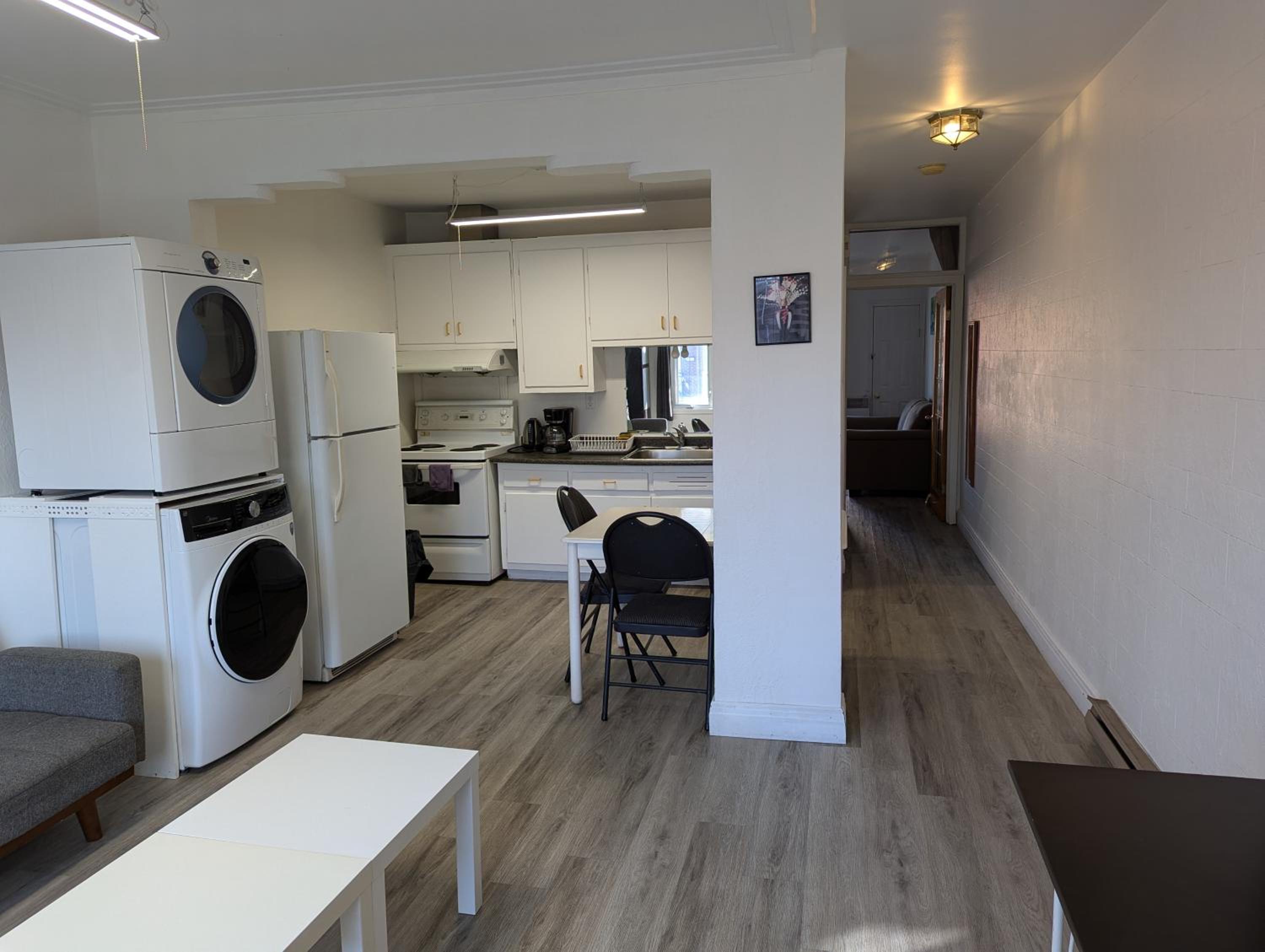 Comfy apartment close to Metro Monk station with self check in