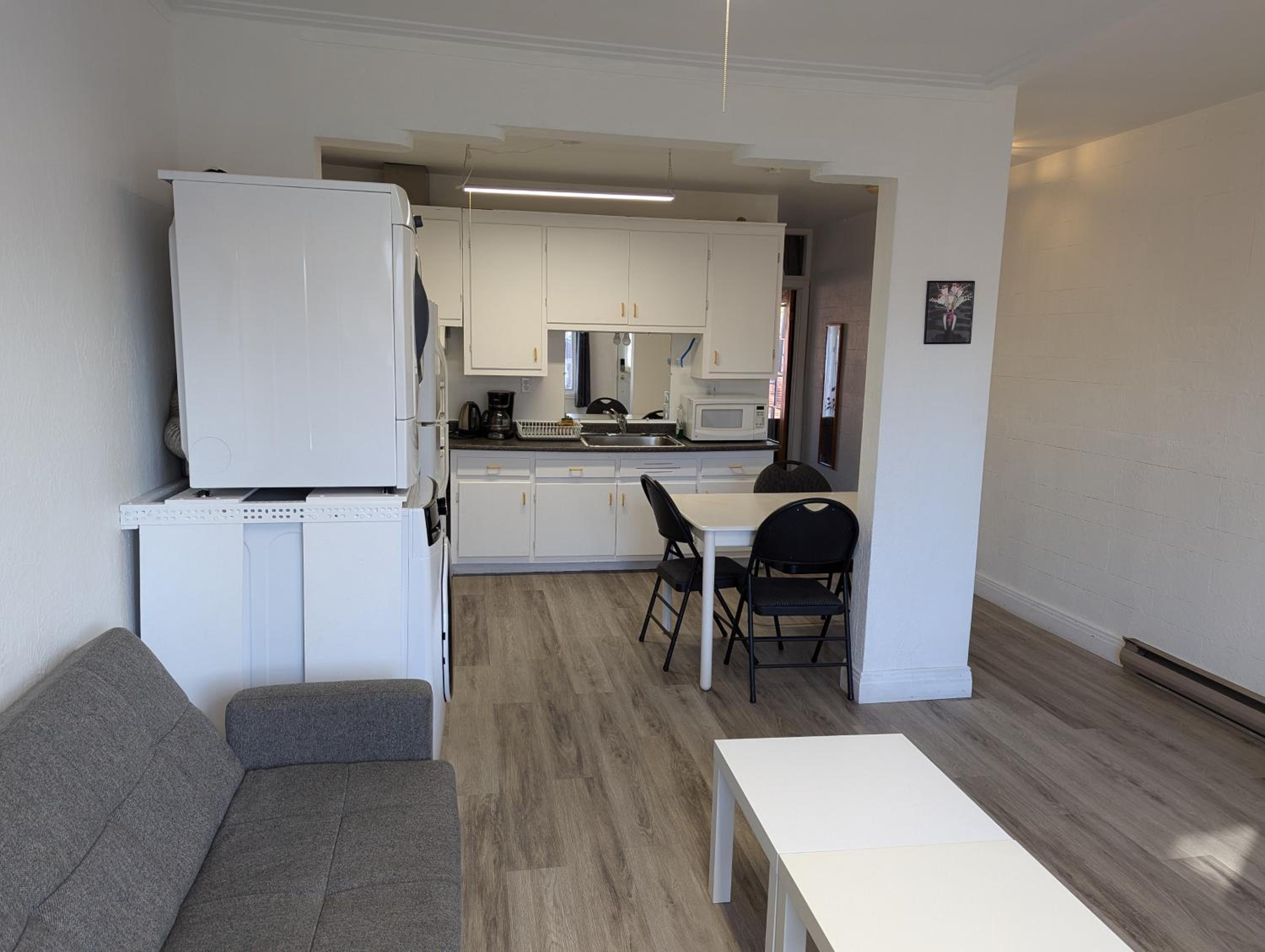 Comfy apartment close to Metro Monk station with self check in