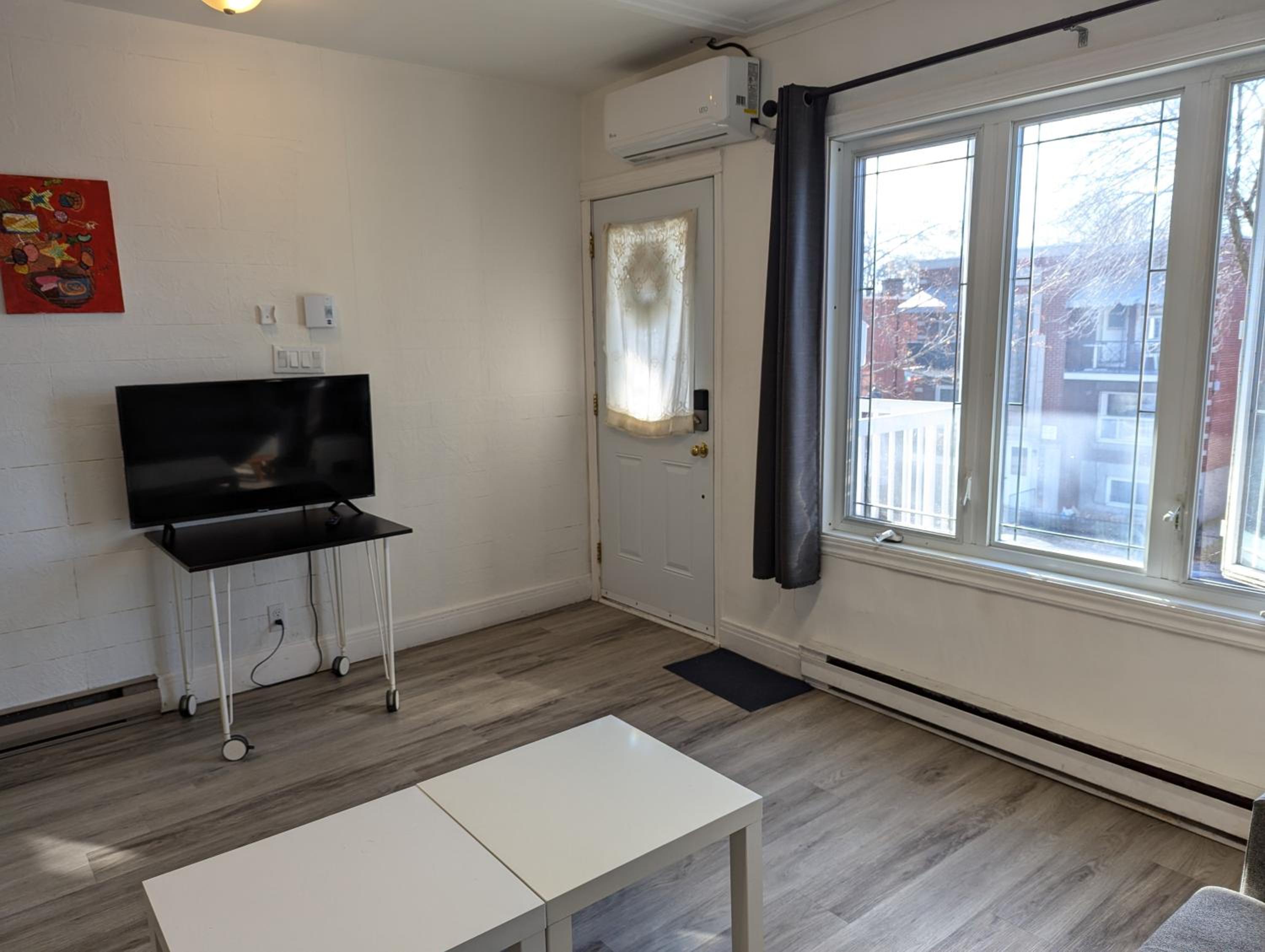 Comfy apartment close to Metro Monk station with self check in