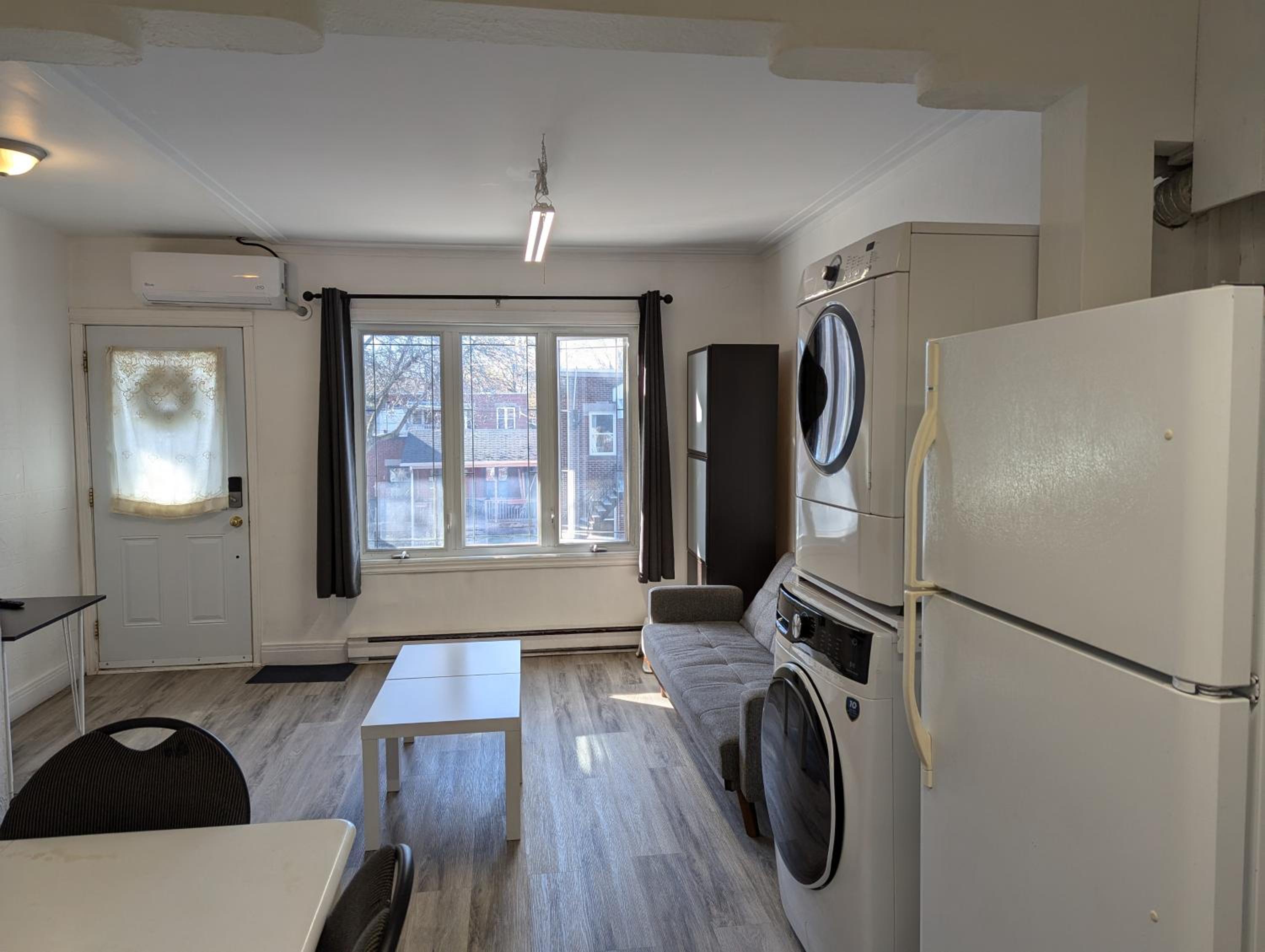 Comfy apartment close to Metro Monk station with self check in
