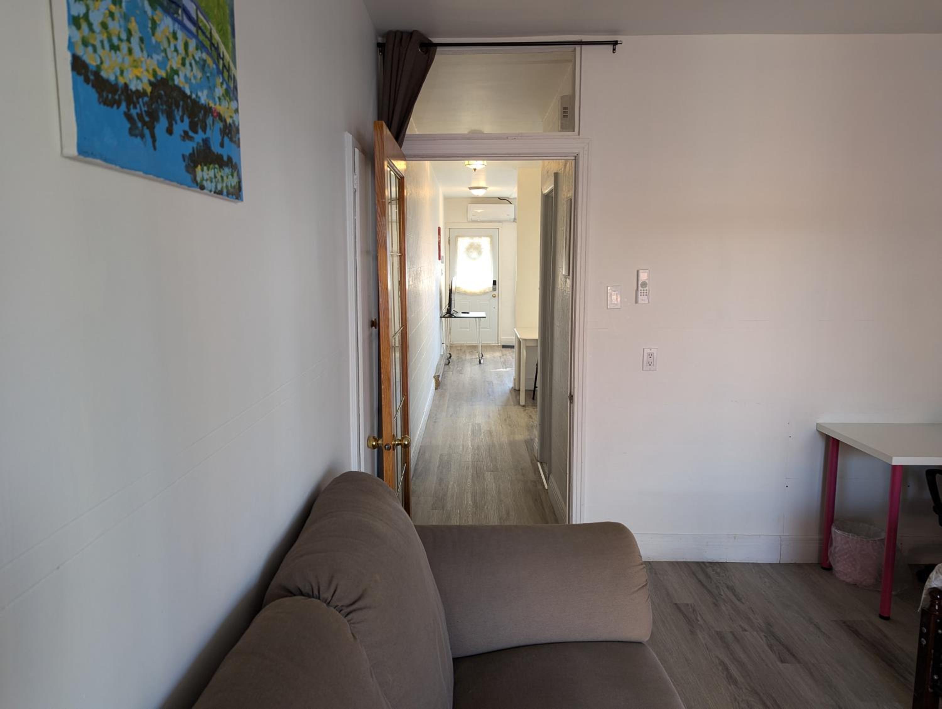 Comfy apartment close to Metro Monk station with self check in