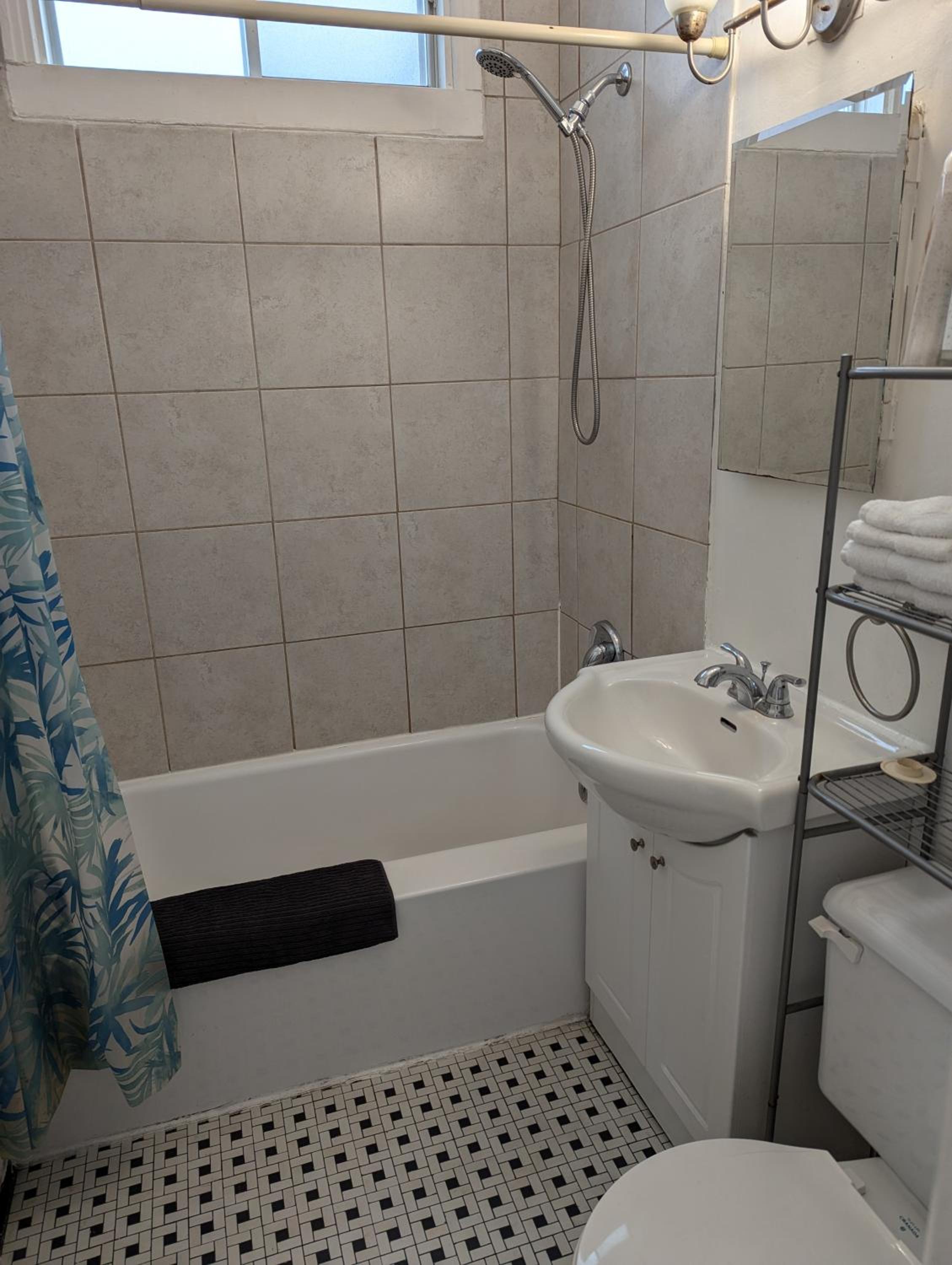 Comfy apartment close to Metro Monk station with self check in