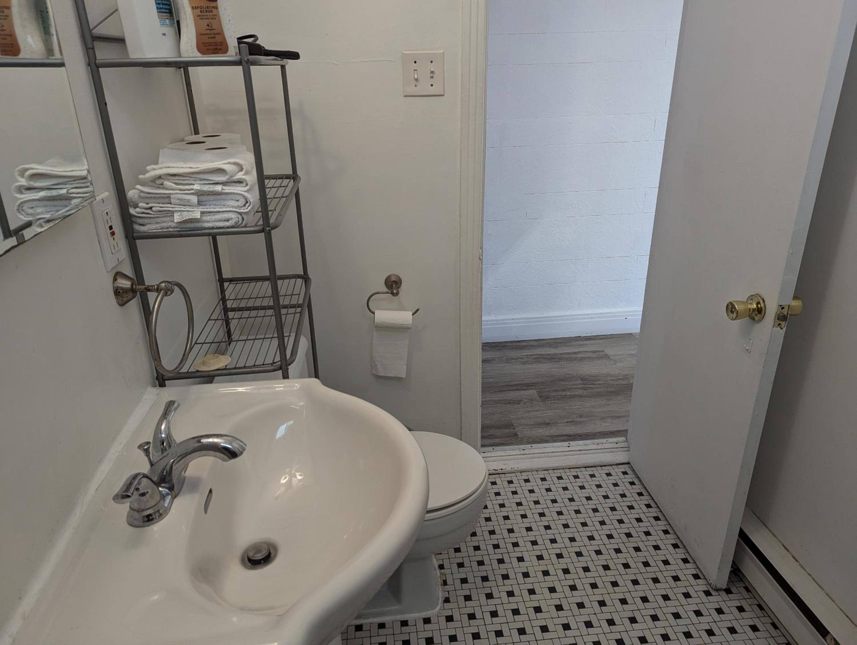 Comfy apartment close to Metro Monk station with self check in