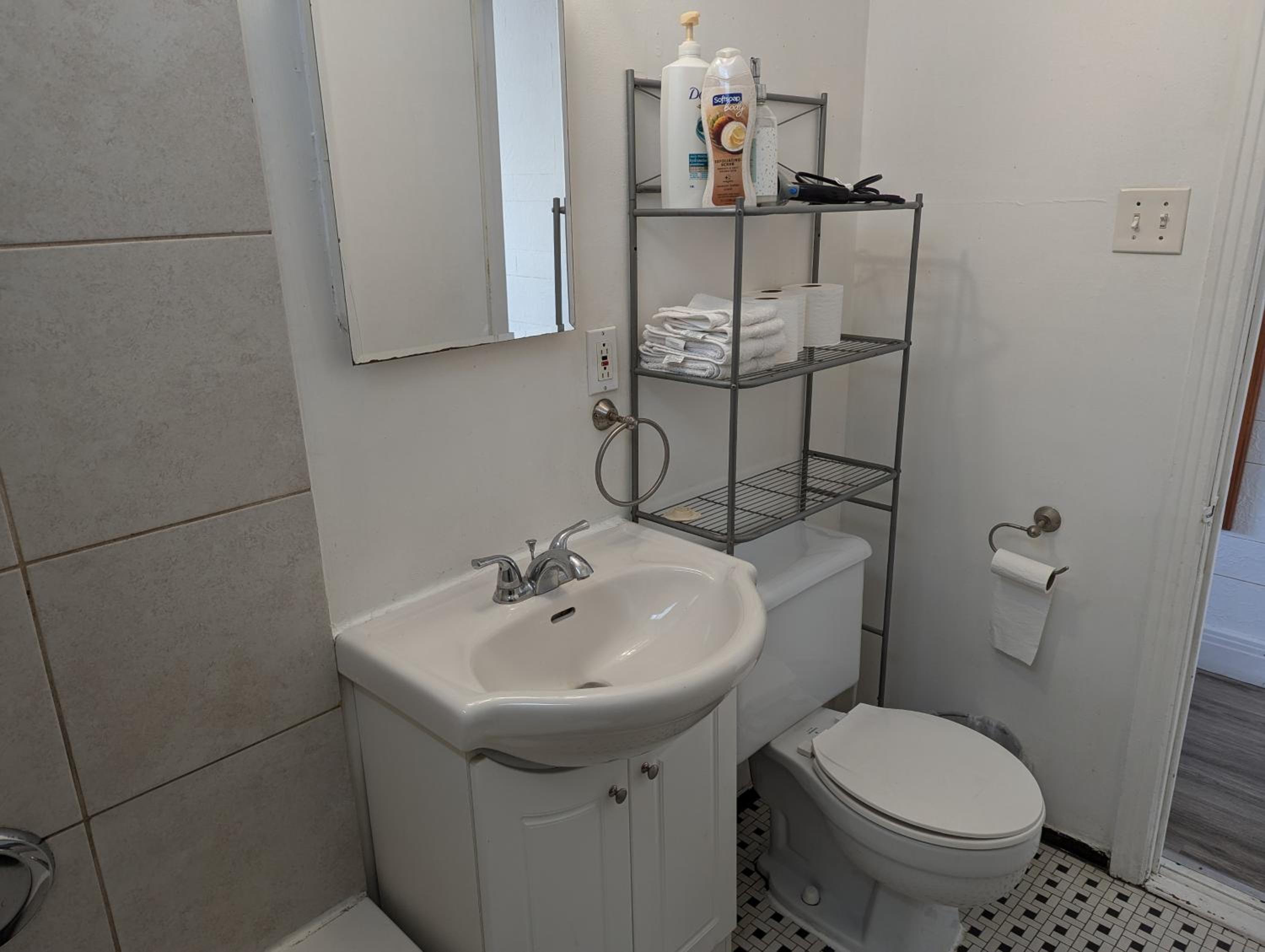 Comfy apartment close to Metro Monk station with self check in