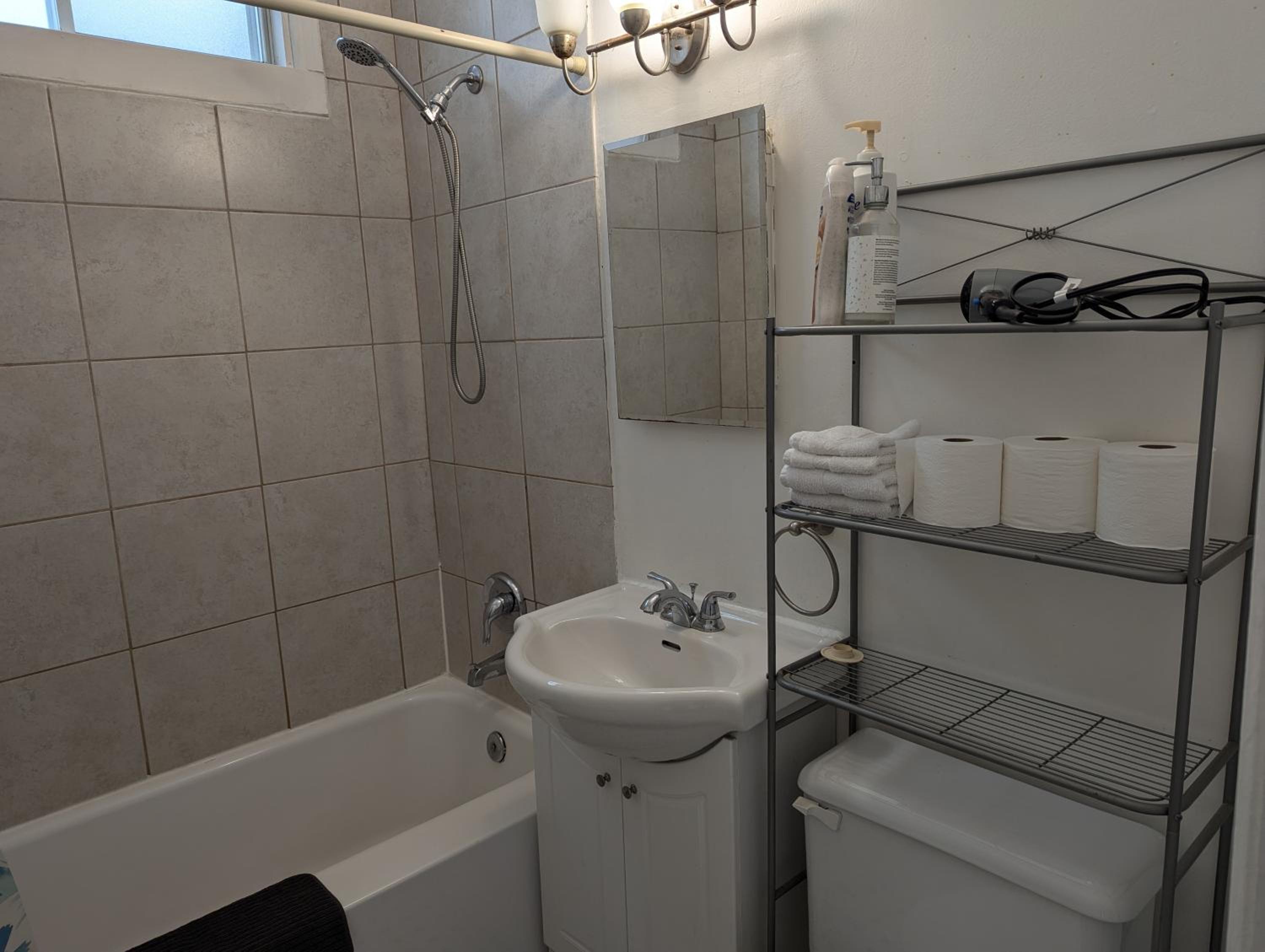 Comfy apartment close to Metro Monk station with self check in