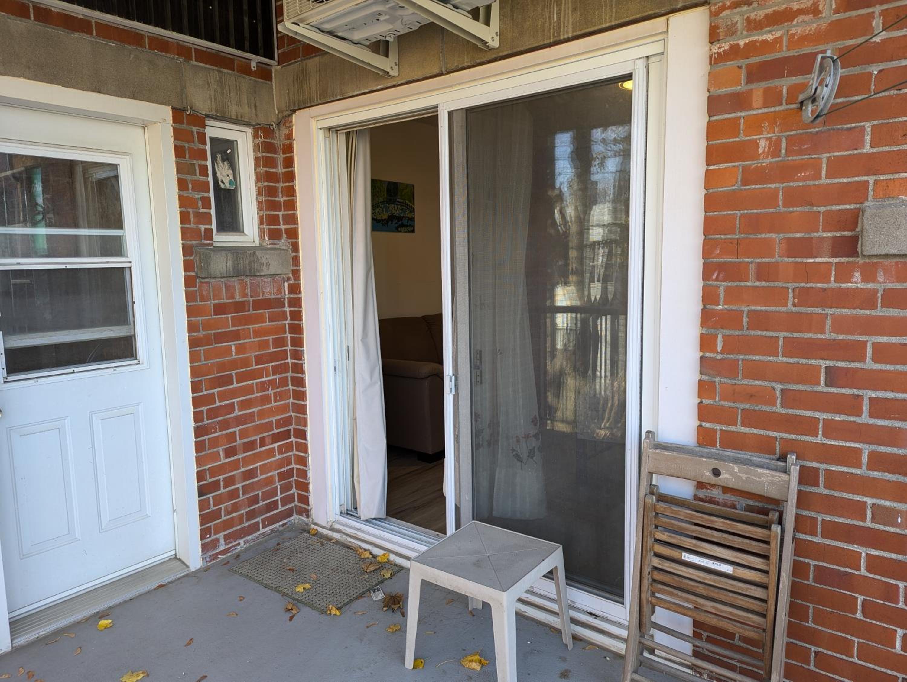 Comfy apartment close to Metro Monk station with self check in