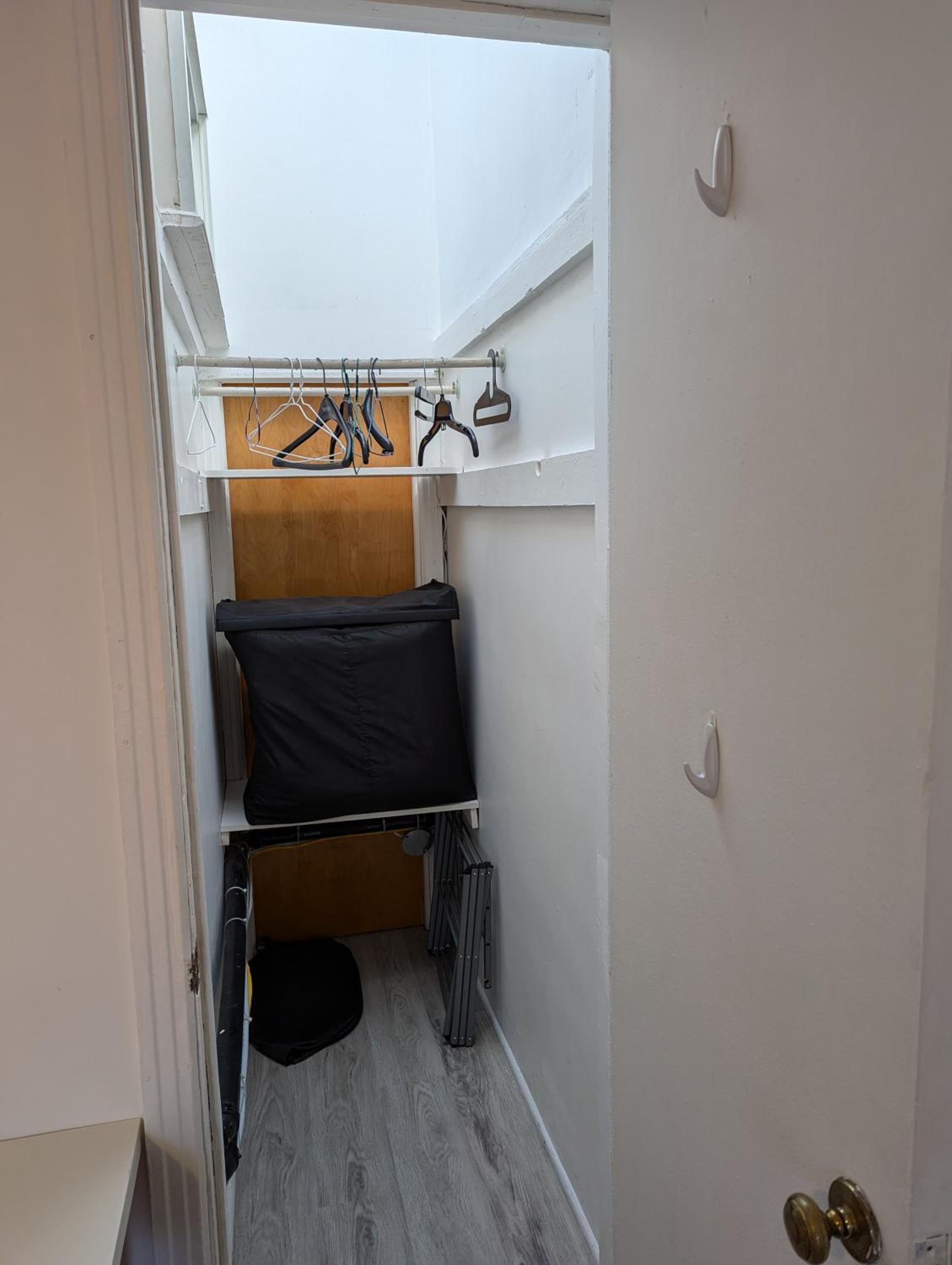 Comfy apartment close to Metro Monk station with self check in