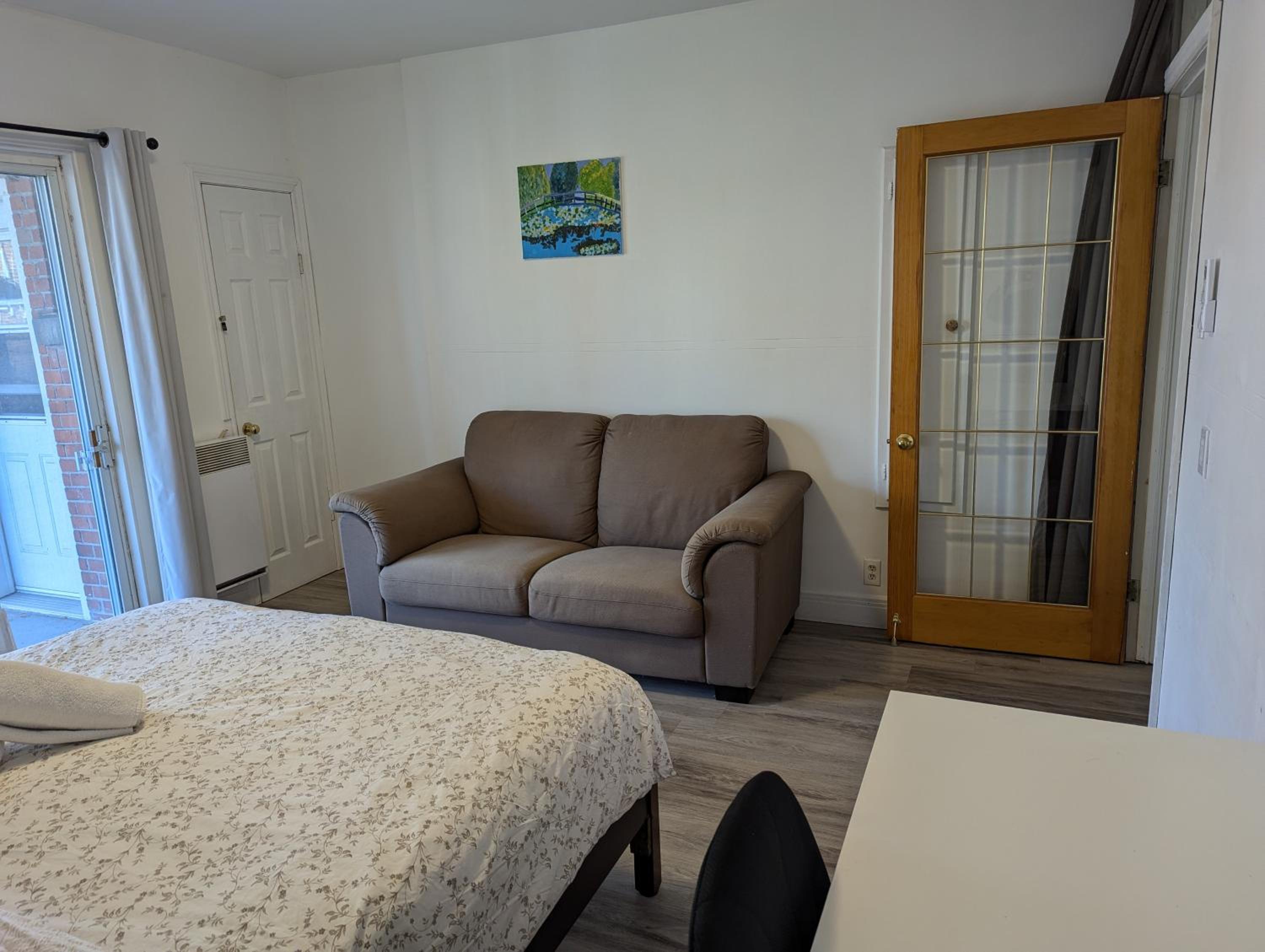Comfy apartment close to Metro Monk station with self check in