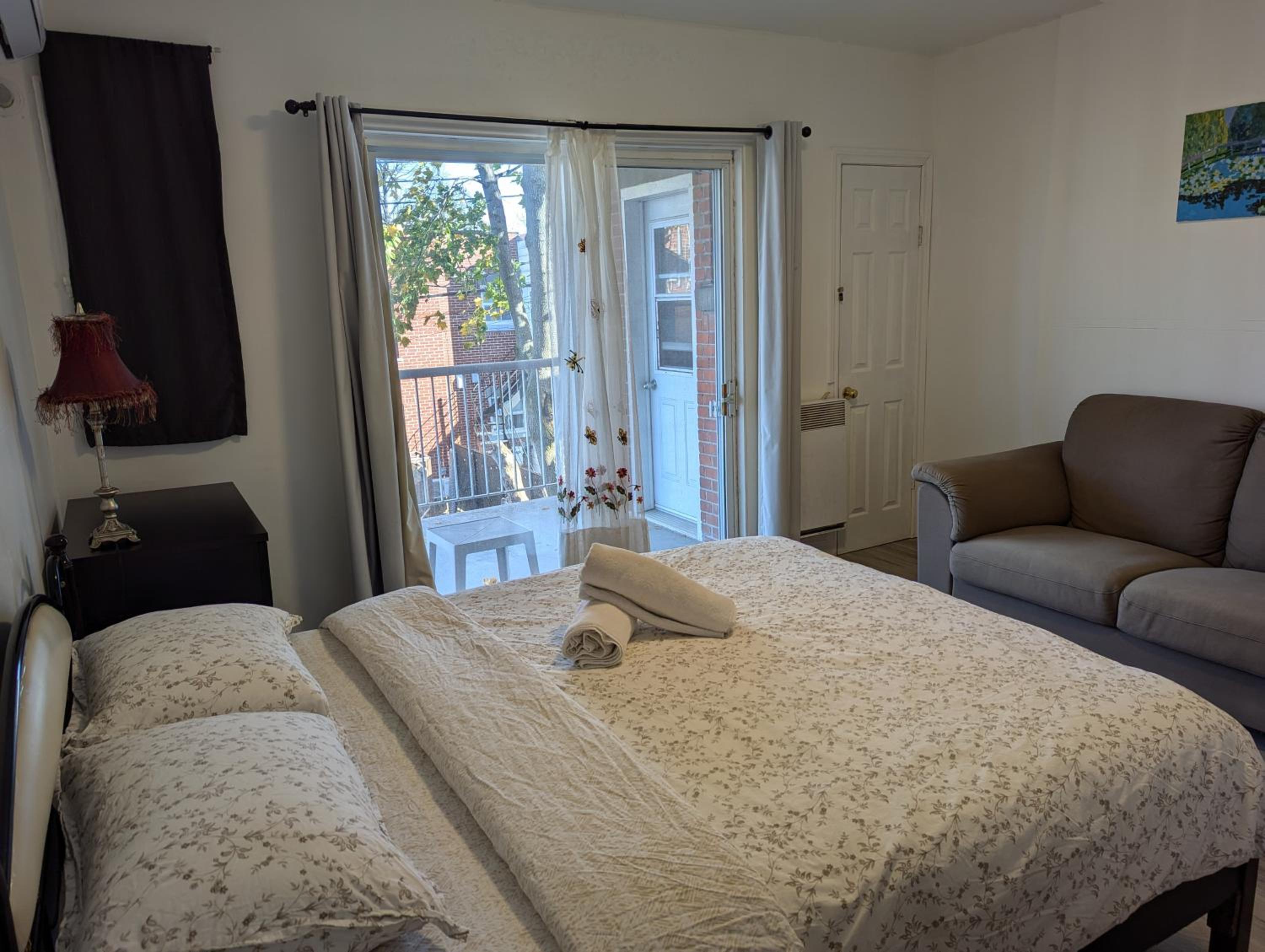 Comfy apartment close to Metro Monk station with self check in