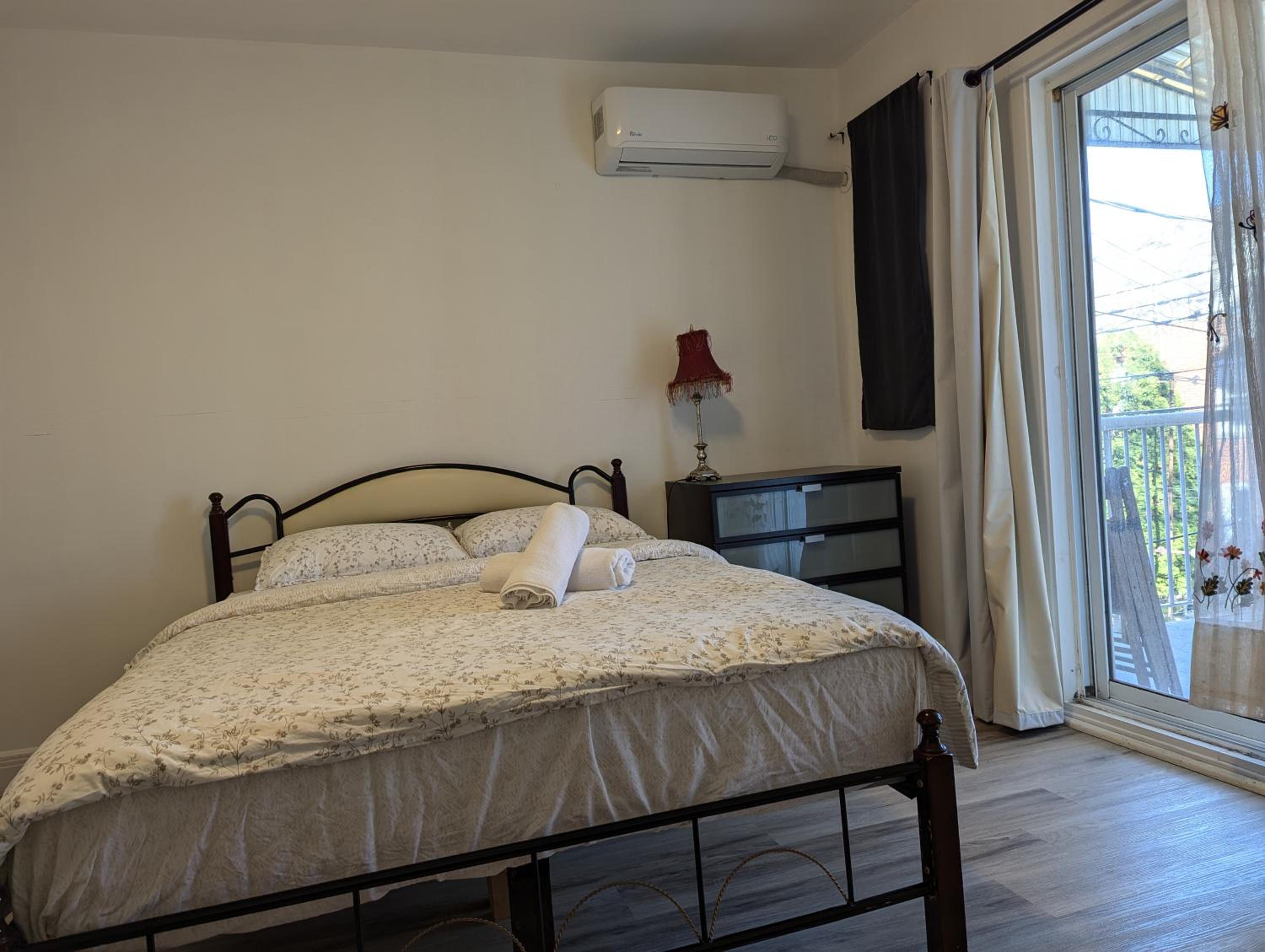 Comfy apartment close to Metro Monk station with self check in