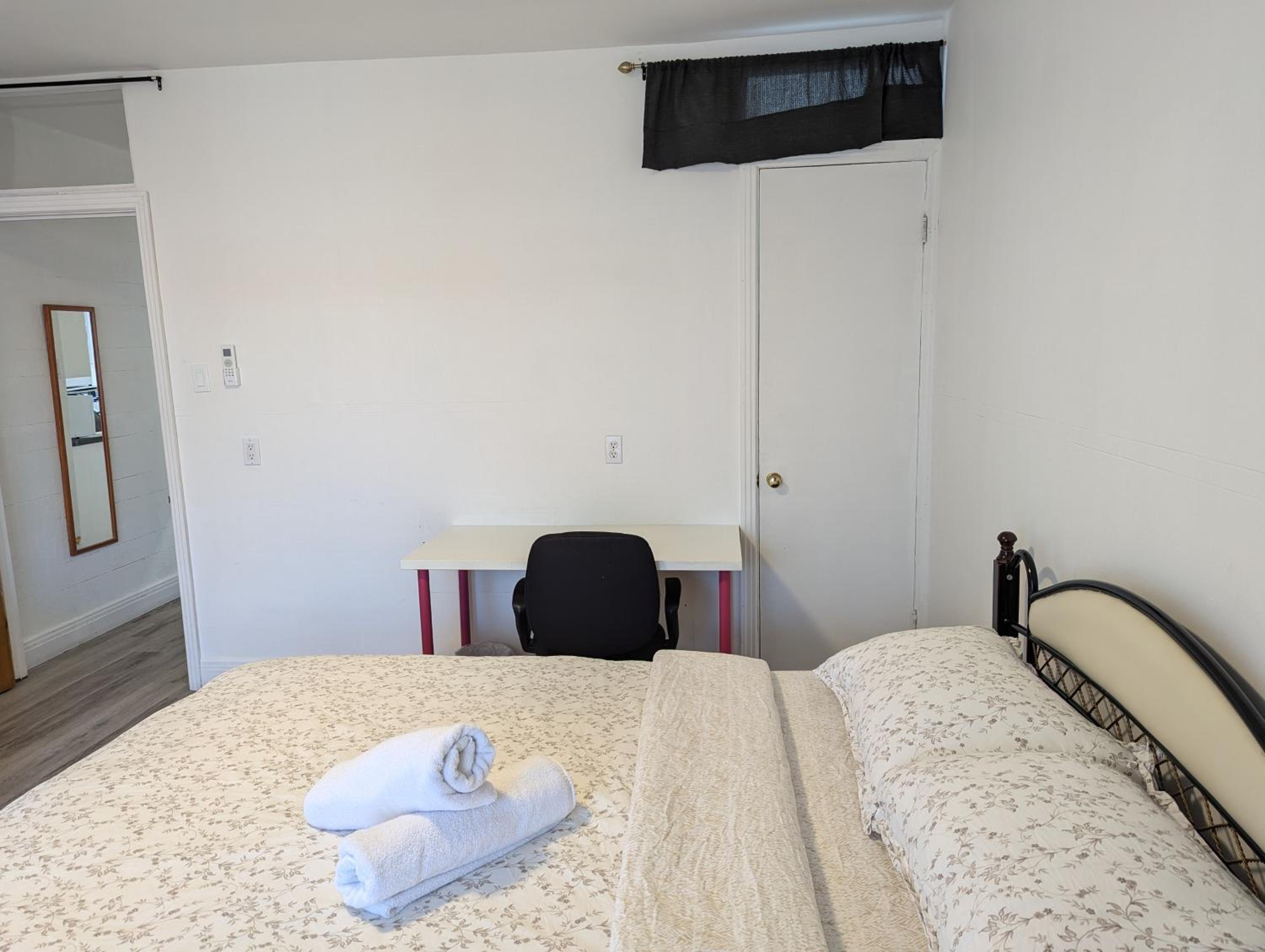 Comfy apartment close to Metro Monk station with self check in