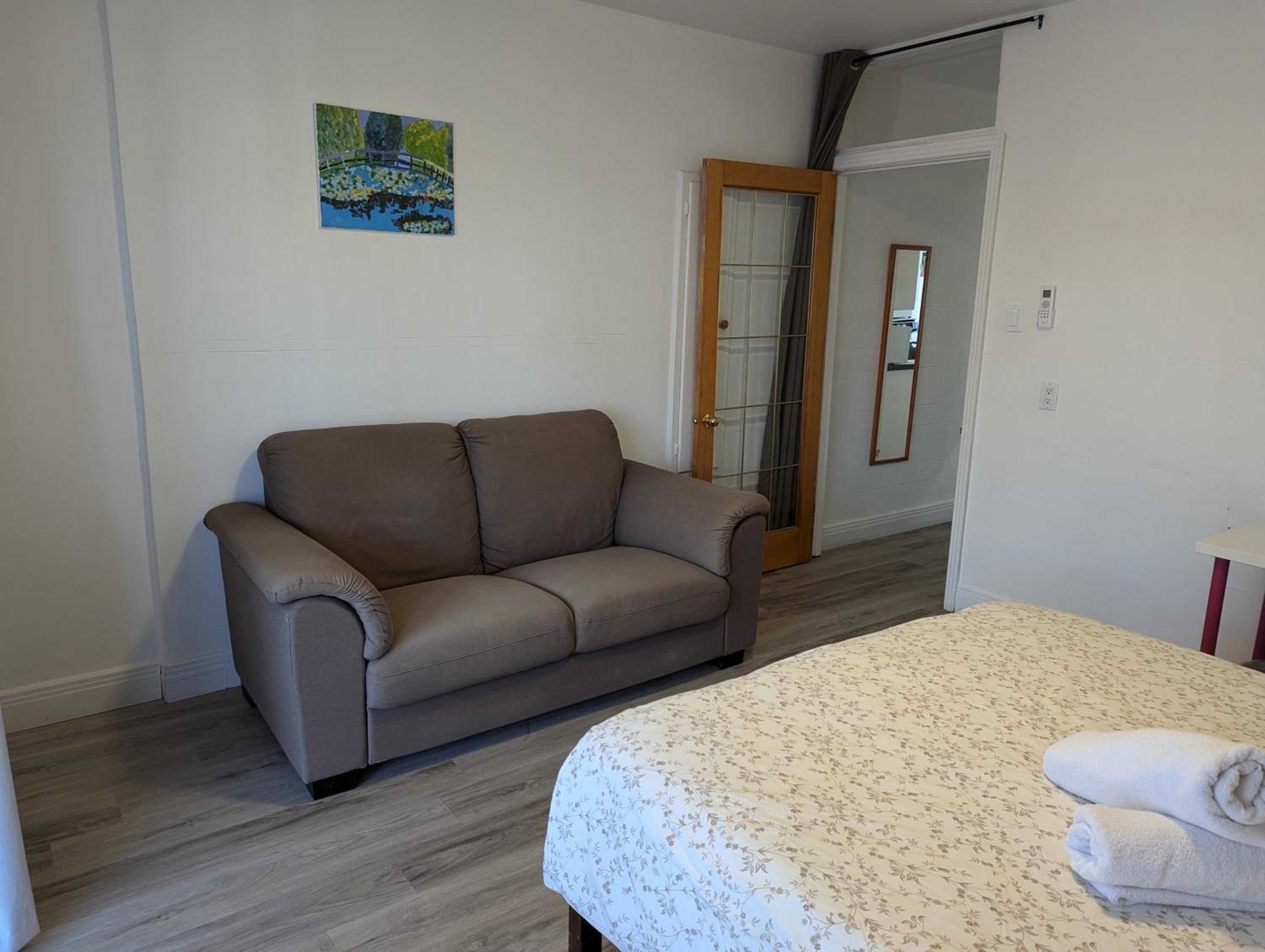 Comfy apartment close to Metro Monk station with self check in