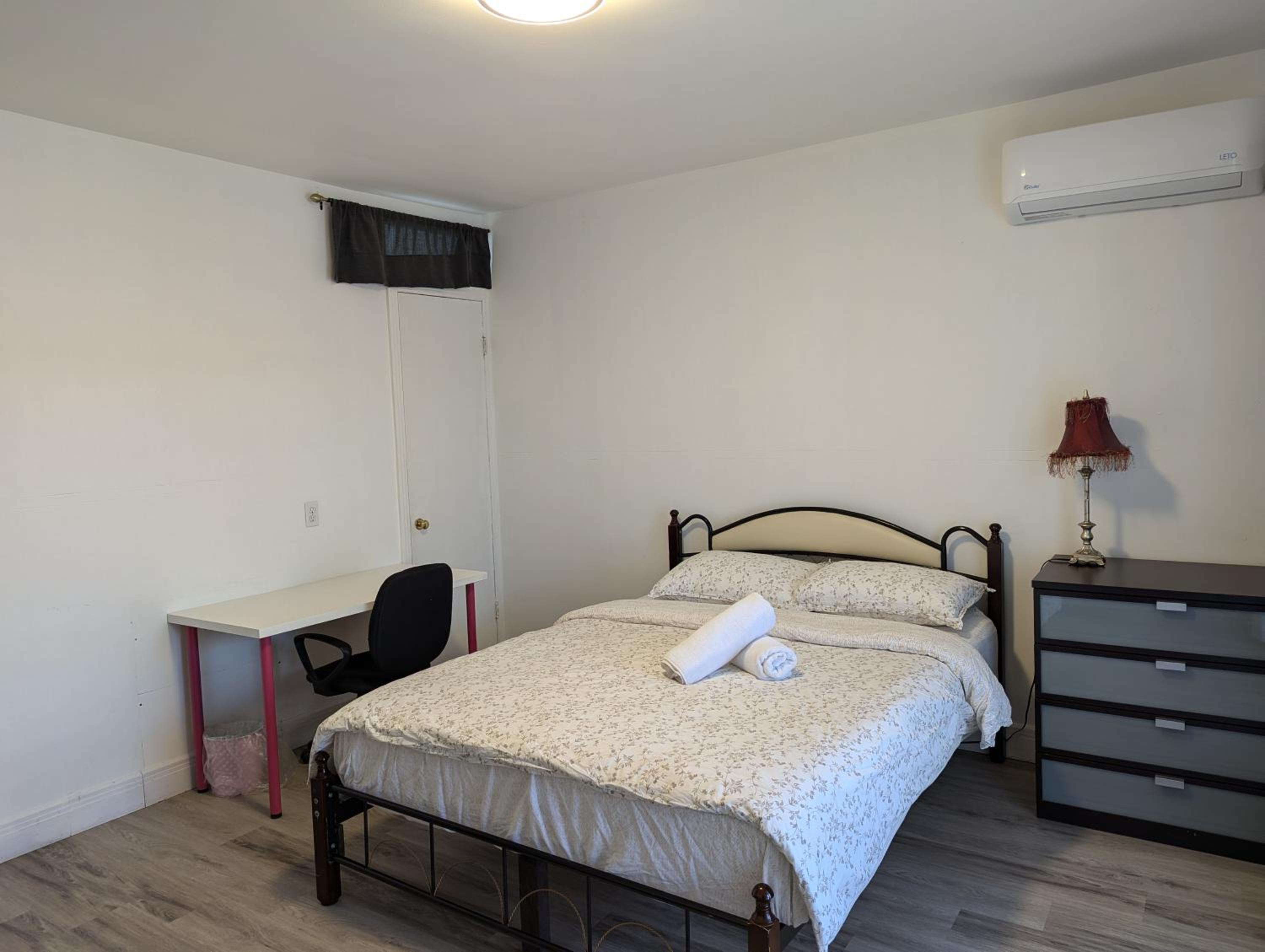 Comfy apartment close to Metro Monk station with self check in