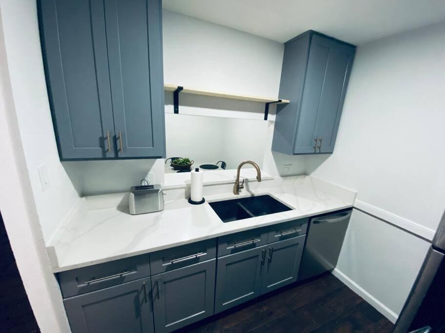 Chic 2B fast Wi-Fi & Free Parking Near Downtown, IAH & PASS Program view 2
