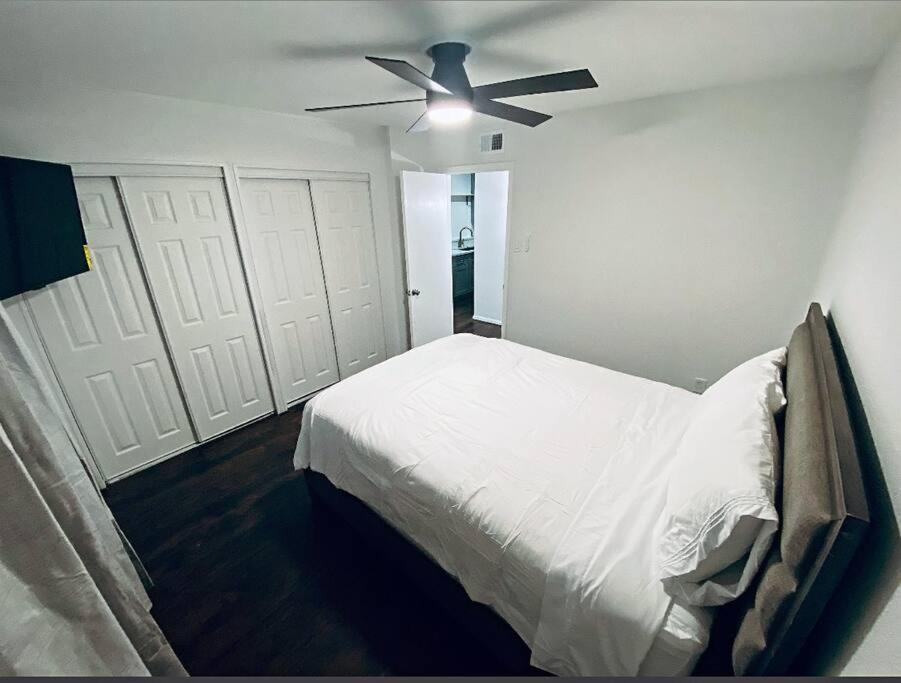 Chic 2B fast Wi-Fi & Free Parking Near Downtown, IAH & PASS Program view 3