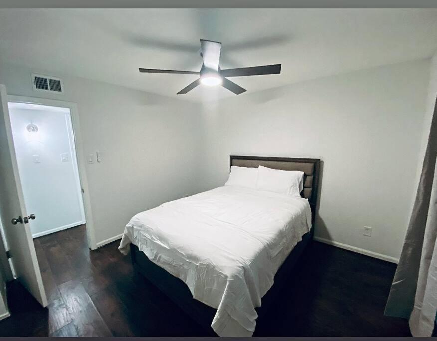 Chic 2B fast Wi-Fi & Free Parking Near Downtown, IAH & PASS Program view 4
