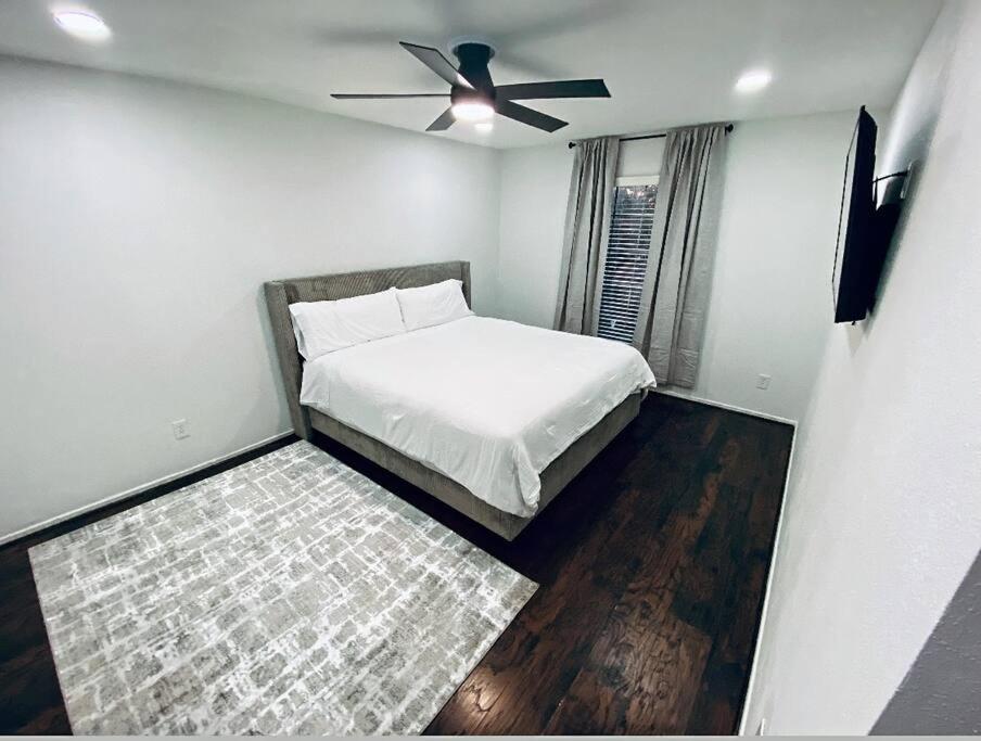 Chic 2B fast Wi-Fi & Free Parking Near Downtown, IAH & PASS Program view 5
